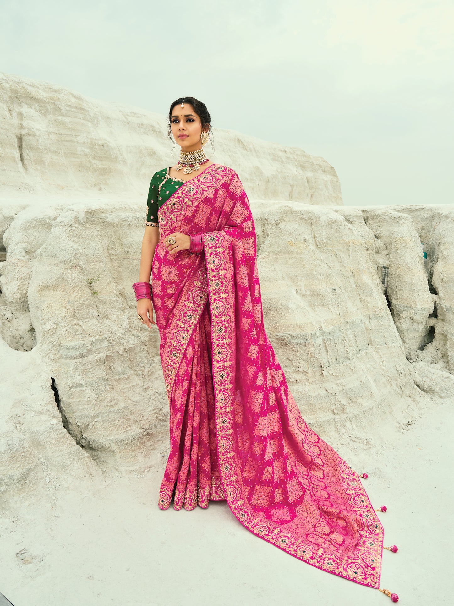 Sari rose fuchsia et vert en pur tissu georgette bandhej avec travail fait main de moti et cut-dana COLLECTION KHUSHI