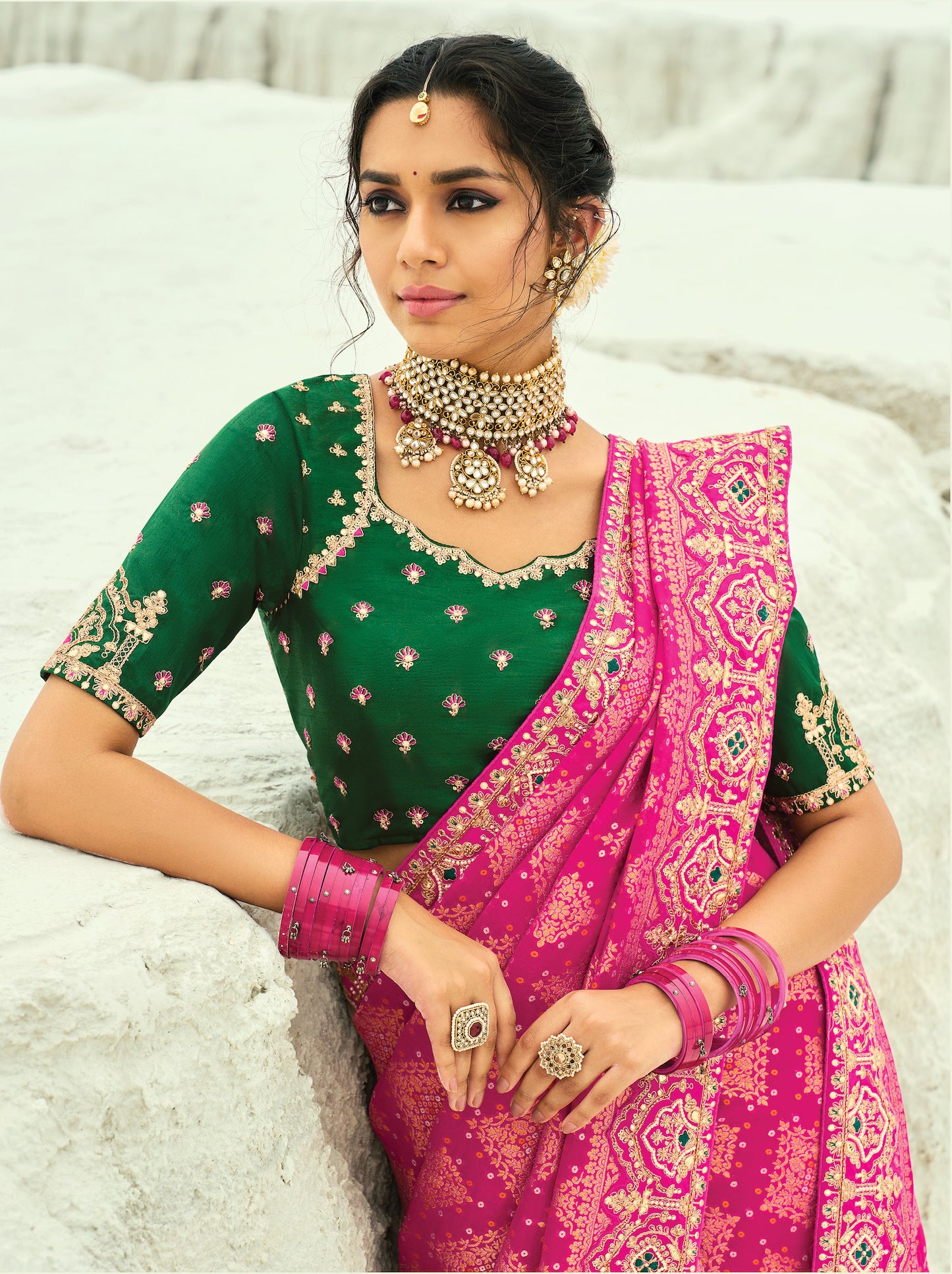 Sari rose fuchsia et vert en pur tissu georgette bandhej avec travail fait main de moti et cut-dana COLLECTION KHUSHI