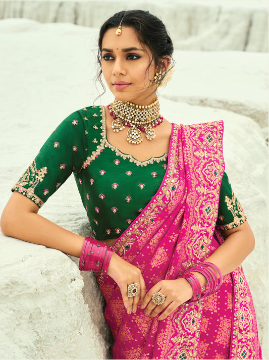 Sari rose fuchsia et vert en pur tissu georgette bandhej avec travail fait main de moti et cut-dana COLLECTION KHUSHI