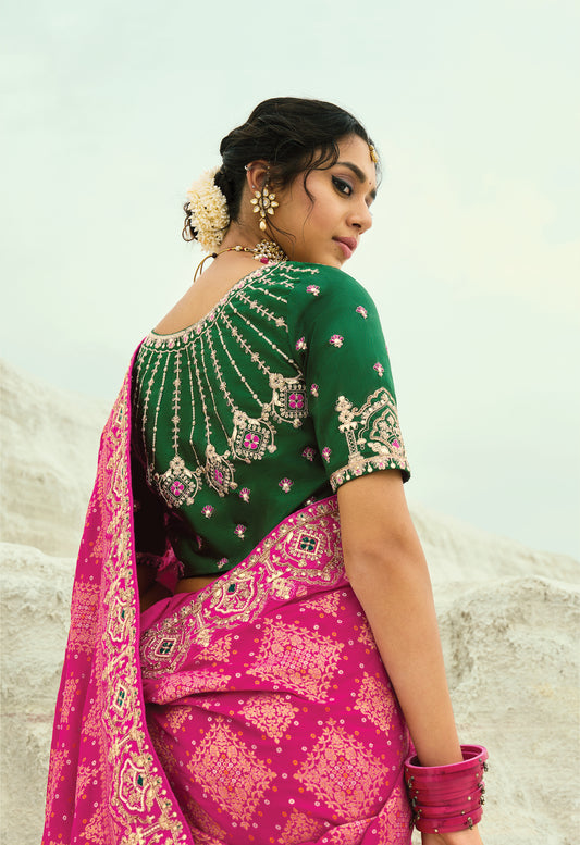 Sari rose fuchsia et vert en pur tissu georgette bandhej avec travail fait main de moti et cut-dana COLLECTION KHUSHI