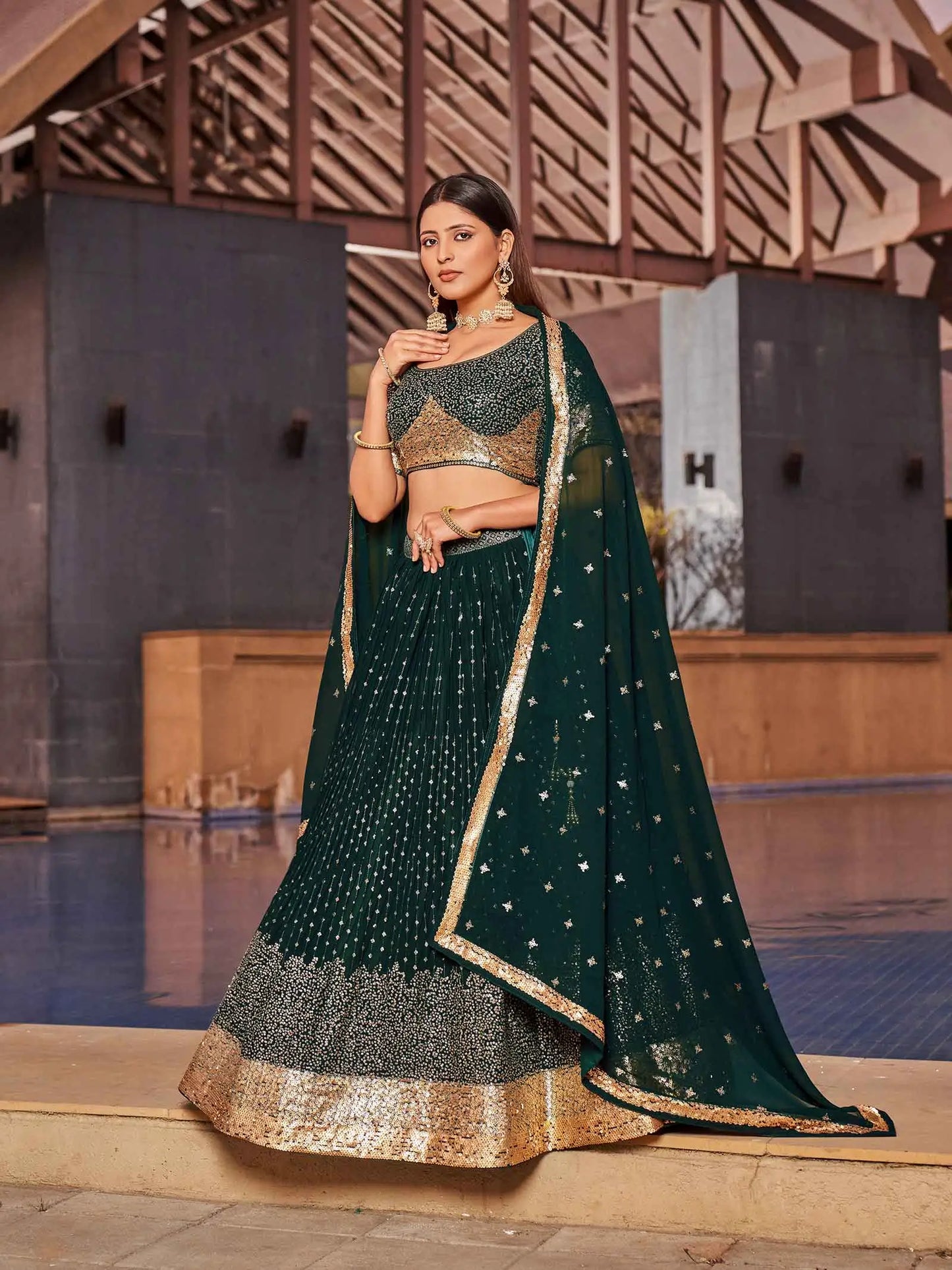 Lehenga vert en georgette avec broderies au fil et multiples sequins