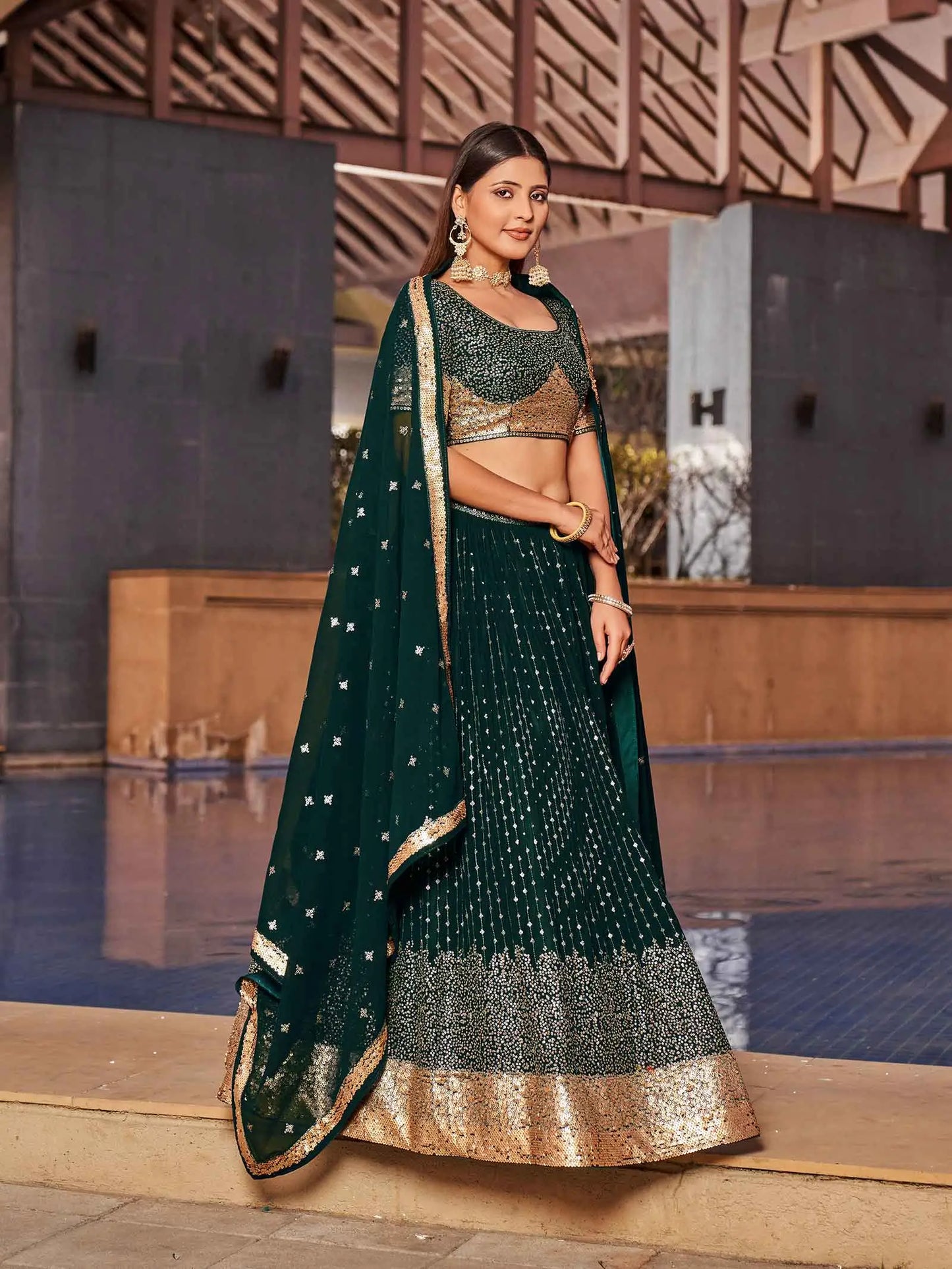 Lehenga vert en georgette avec broderies au fil et multiples sequins