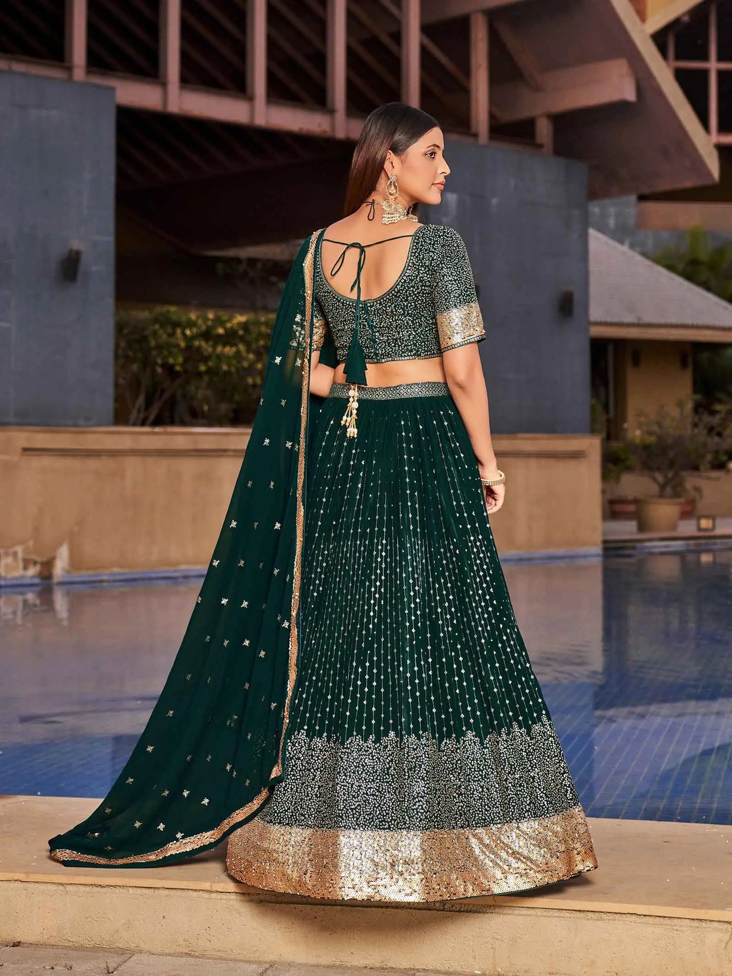 Lehenga vert en georgette avec broderies au fil et multiples sequins