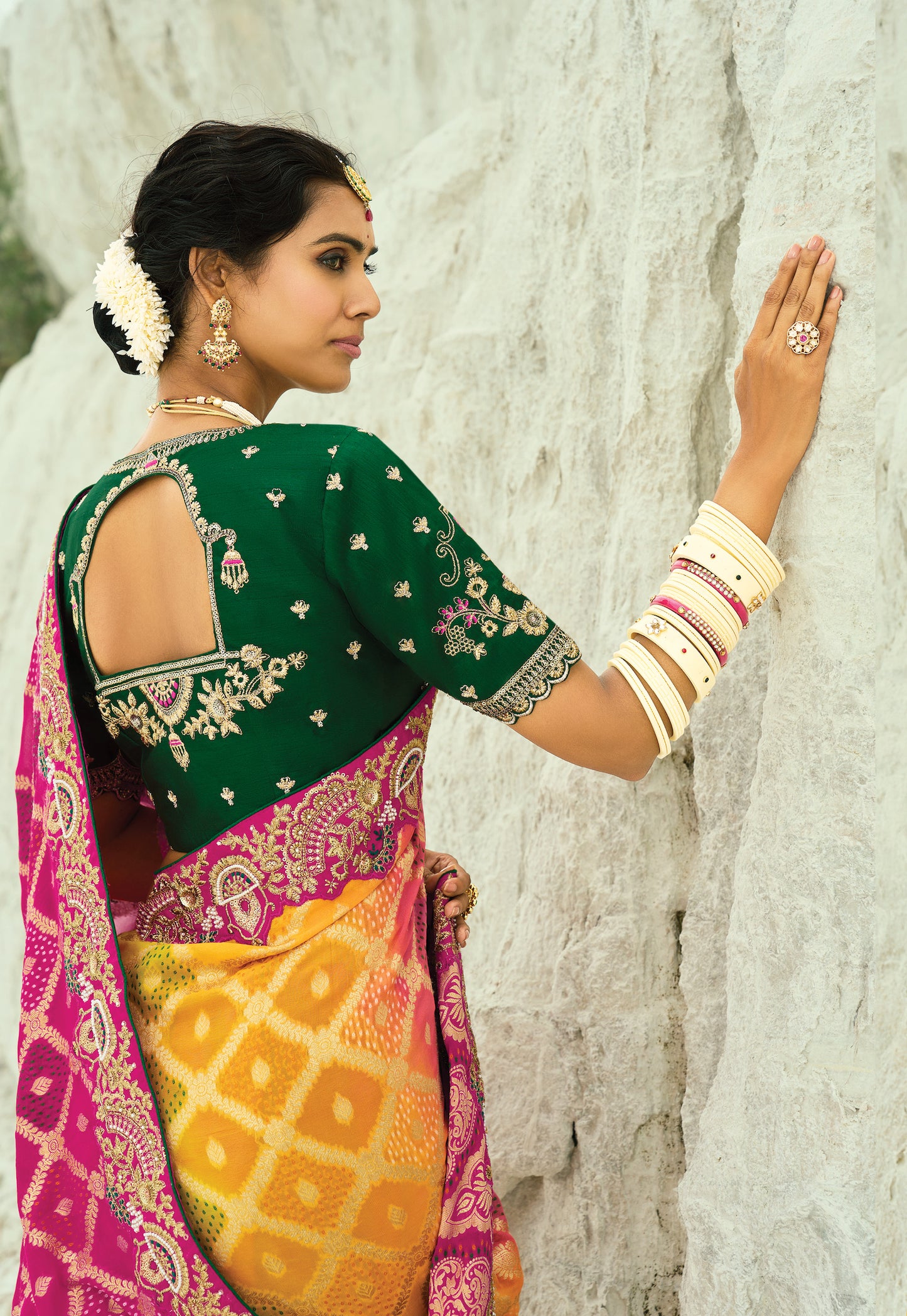Sari rose fuchsia vert et jaune en pur tissu georgette bandhej avec travail fait main de moti et cut-dana COLLECTION KHUSHI