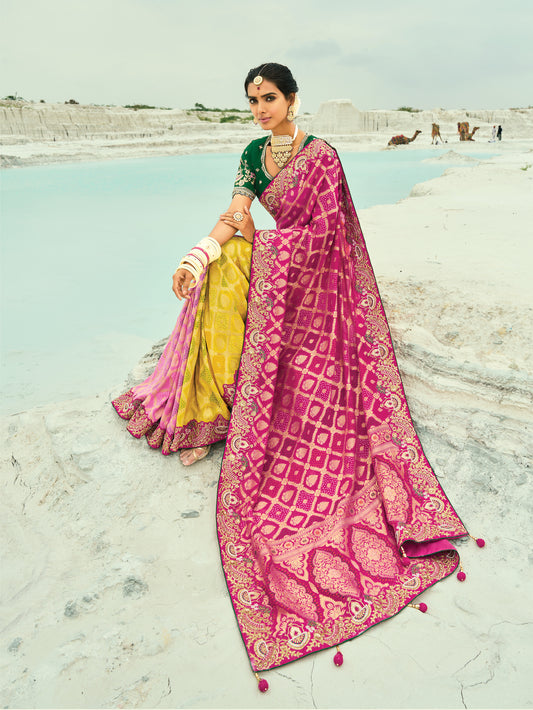 Sari rose fuchsia vert et jaune en pur tissu georgette bandhej avec travail fait main de moti et cut-dana COLLECTION KHUSHI