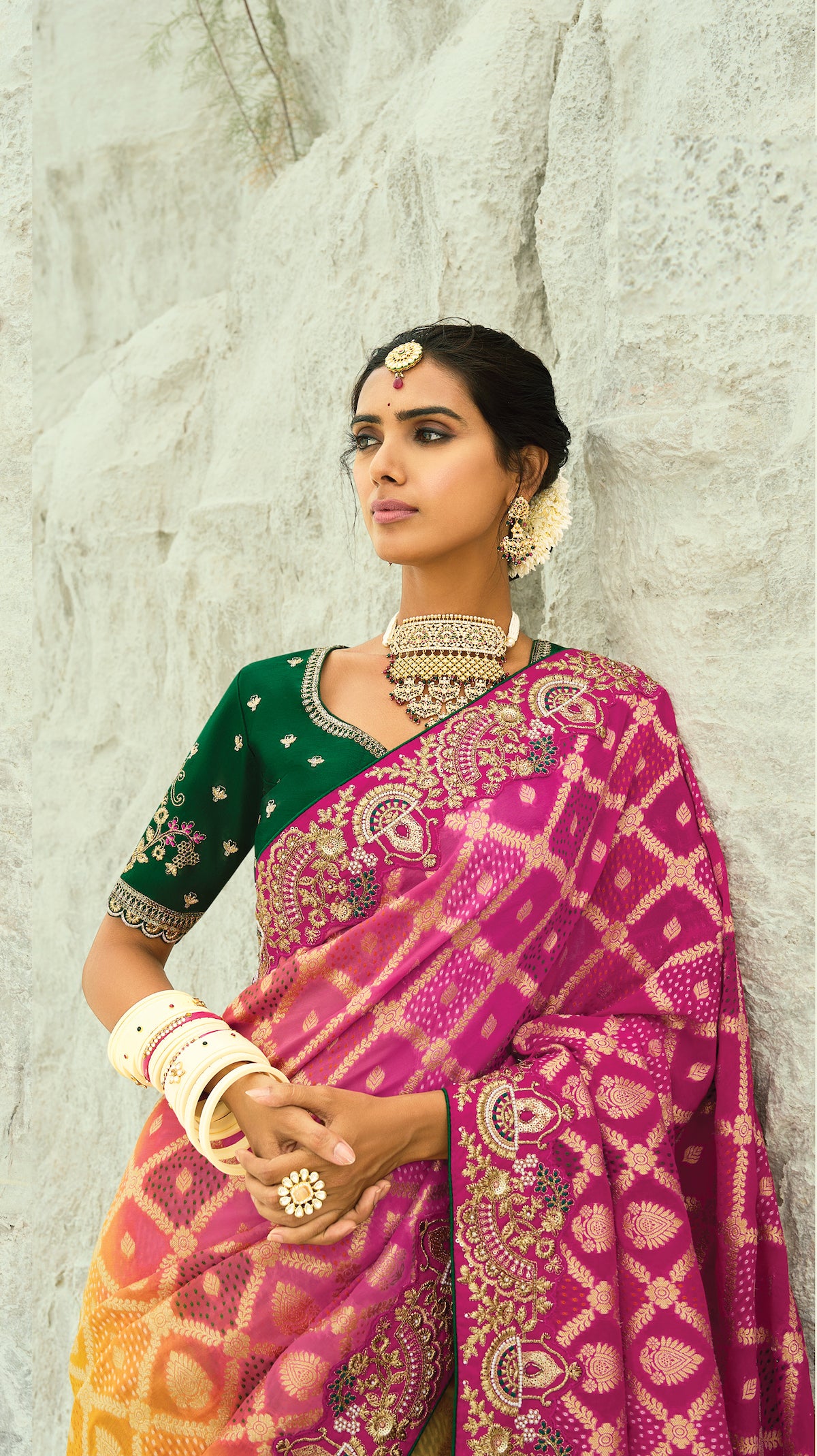 Sari rose fuchsia vert et jaune en pur tissu georgette bandhej avec travail fait main de moti et cut-dana COLLECTION KHUSHI