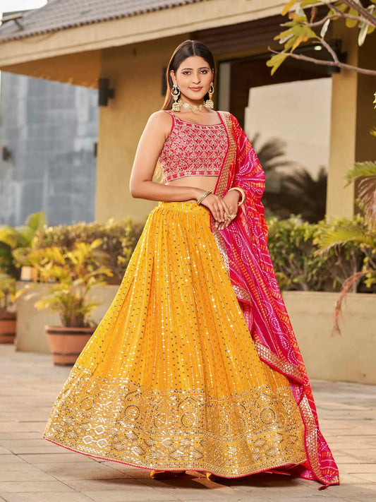 Lehenga jaune et rose en georgette avec broderies en zari, dori et sequins, agrémenté de véritables miroirs