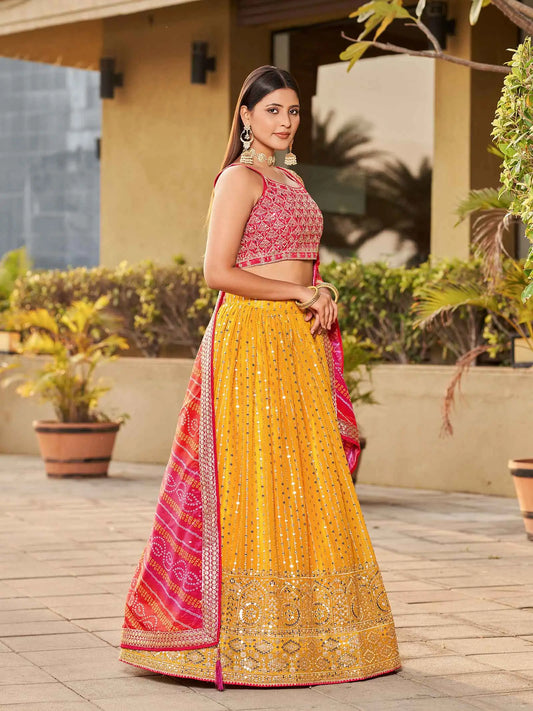 Lehenga jaune et rose en georgette avec broderies en zari, dori et sequins, agrémenté de véritables miroirs