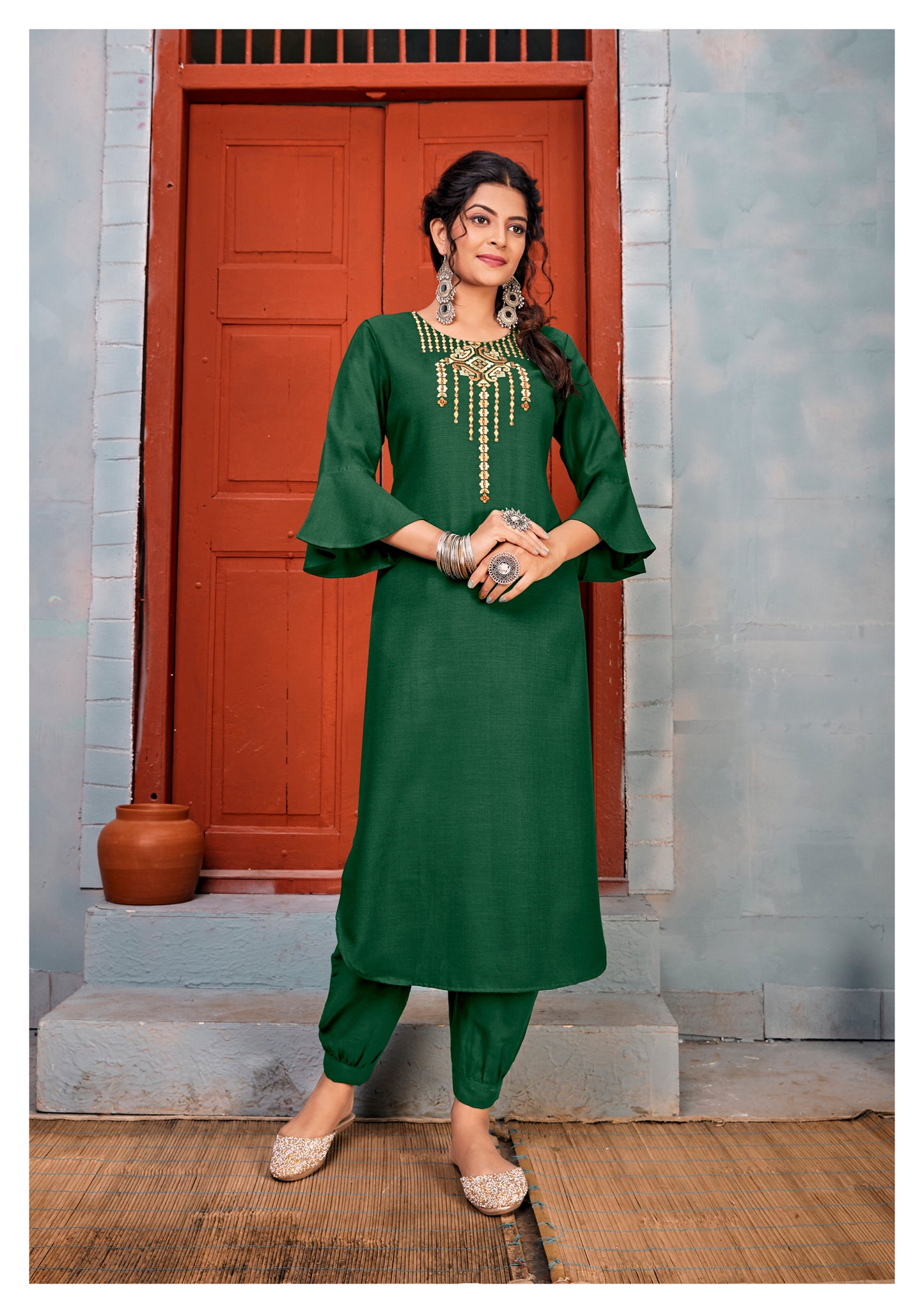 Grünes Kurta-Hosen-Set aus Viskose mit Details