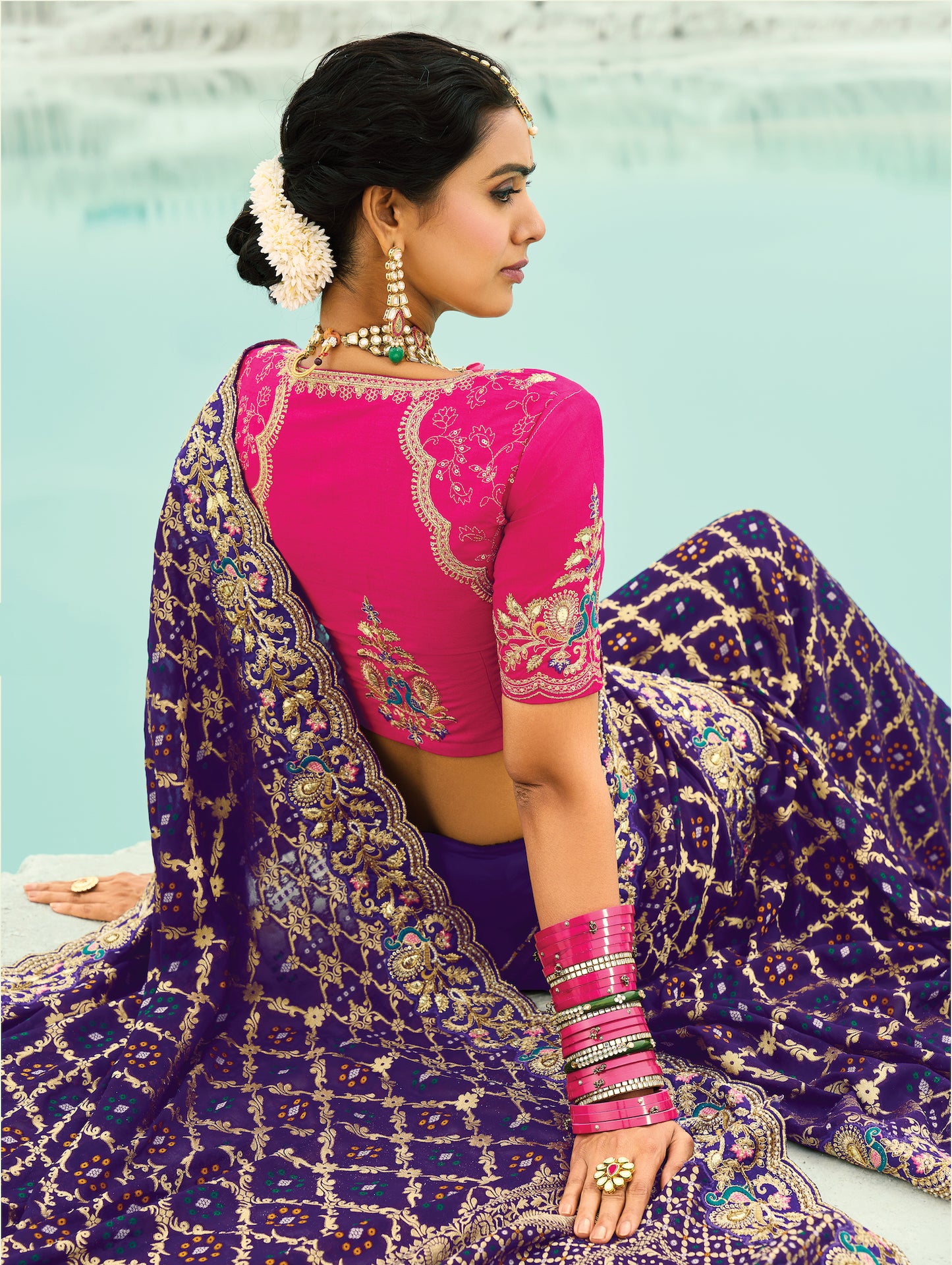 Sari rose fuchsia violet en pur tissu georgette bandhej avec travail fait main de moti et cut-dana COLLECTION KHUSHI