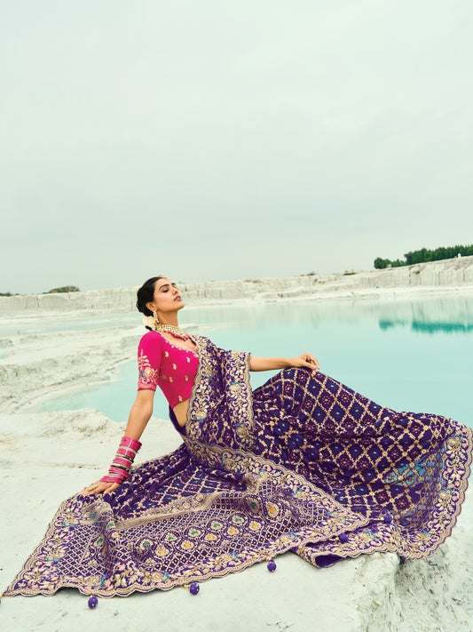Sari rose fuchsia violet en pur tissu georgette bandhej avec travail fait main de moti et cut-dana COLLECTION KHUSHI