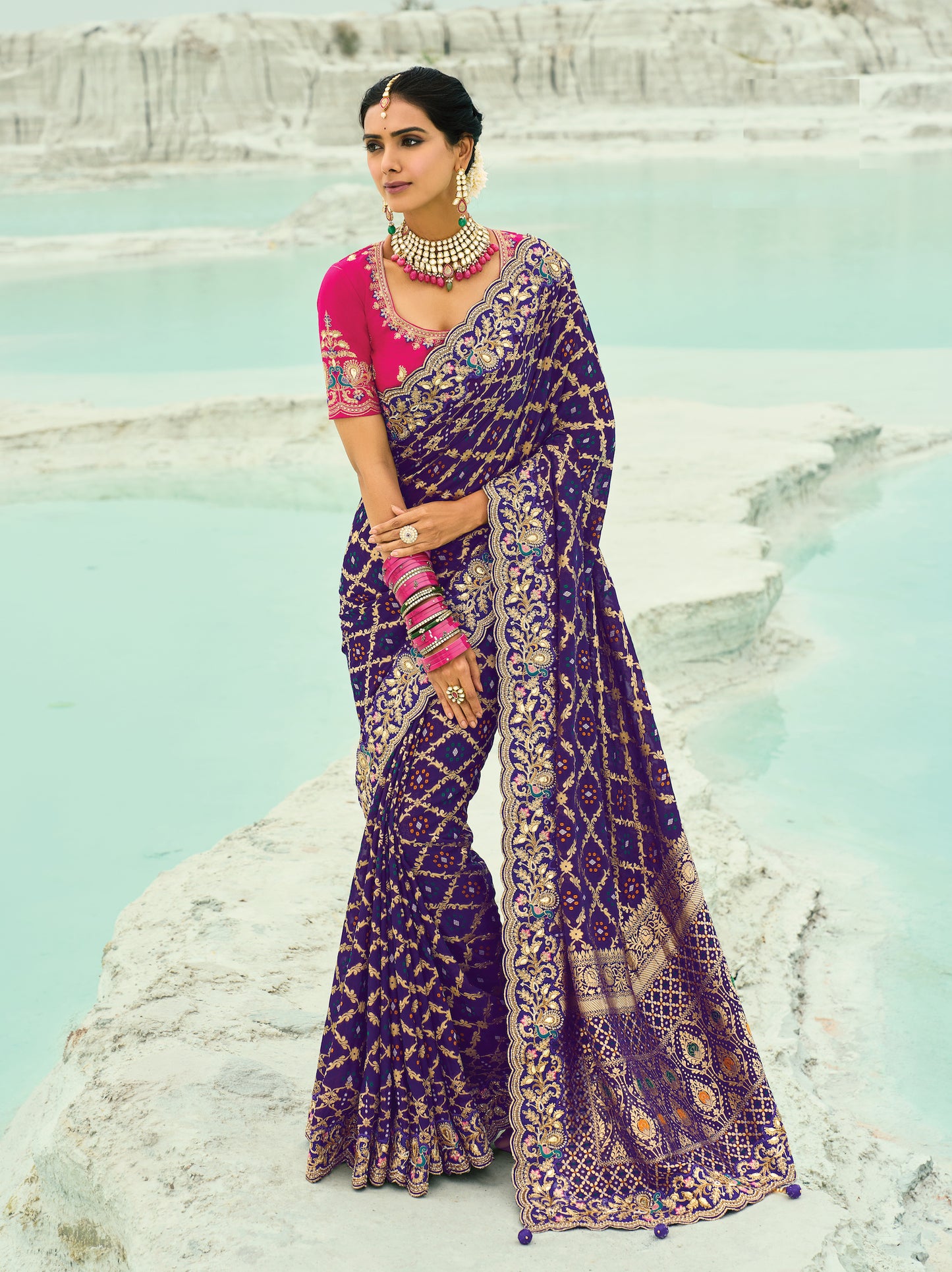 Sari rose fuchsia violet en pur tissu georgette bandhej avec travail fait main de moti et cut-dana COLLECTION KHUSHI
