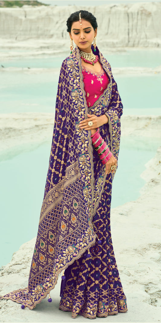 Sari rose fuchsia violet en pur tissu georgette bandhej avec travail fait main de moti et cut-dana COLLECTION KHUSHI