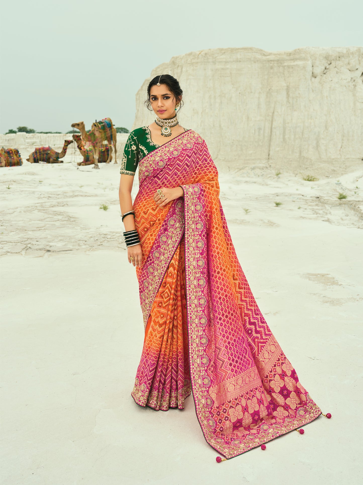 Sari rose fuchsia vert orange en pur tissu georgette bandhej avec travail fait main de moti et cut-dana COLLECTION KHUSHI