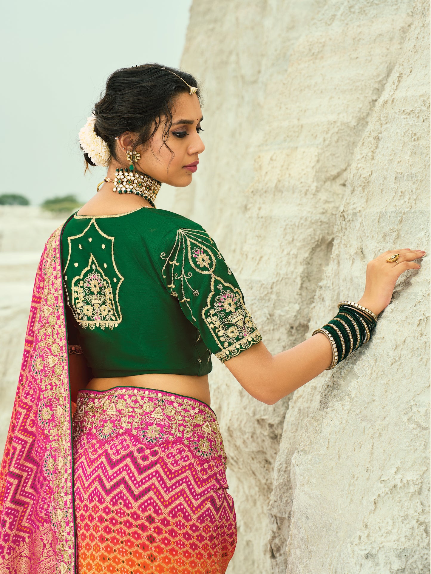 Sari rose fuchsia vert orange en pur tissu georgette bandhej avec travail fait main de moti et cut-dana COLLECTION KHUSHI