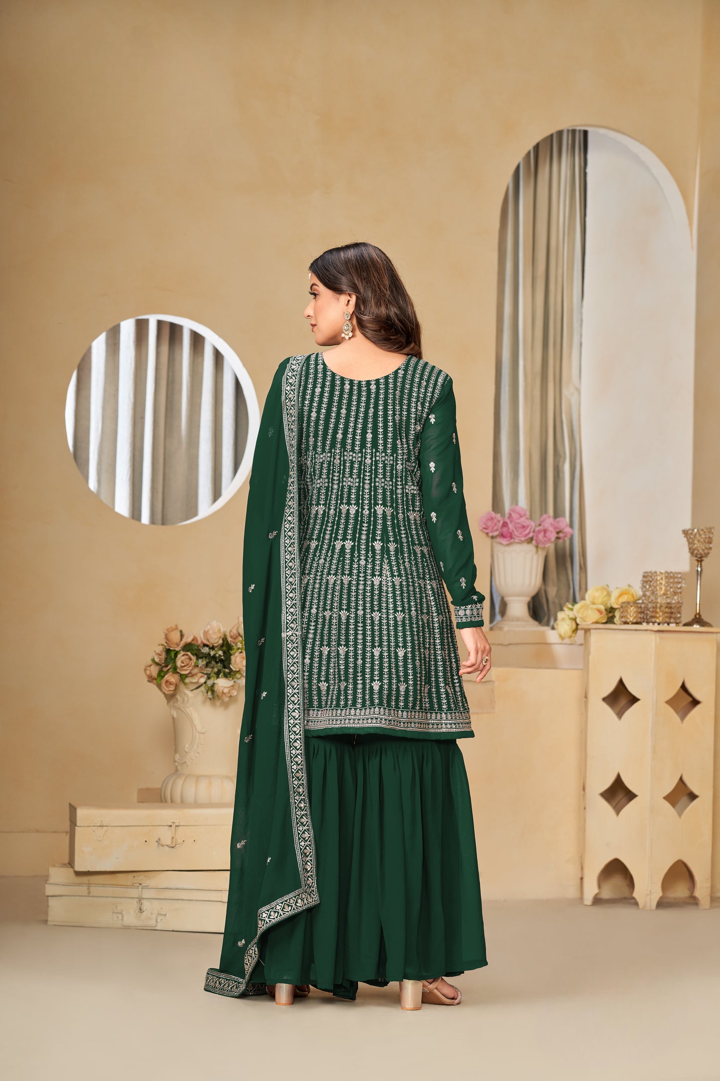 Grüner festlicher Salwar-Anzug aus Georgette-Imitat