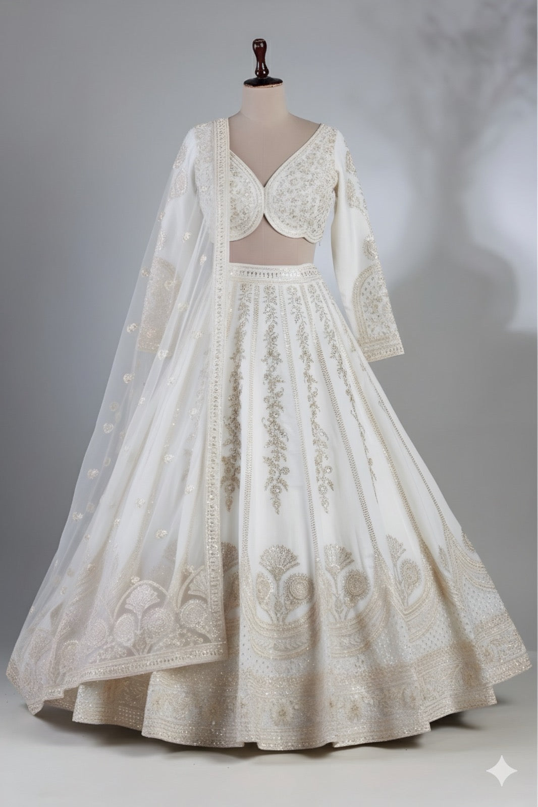 Lehenga blanc cygne scintillant en soie chinon et zari COLLECTION SANIYA