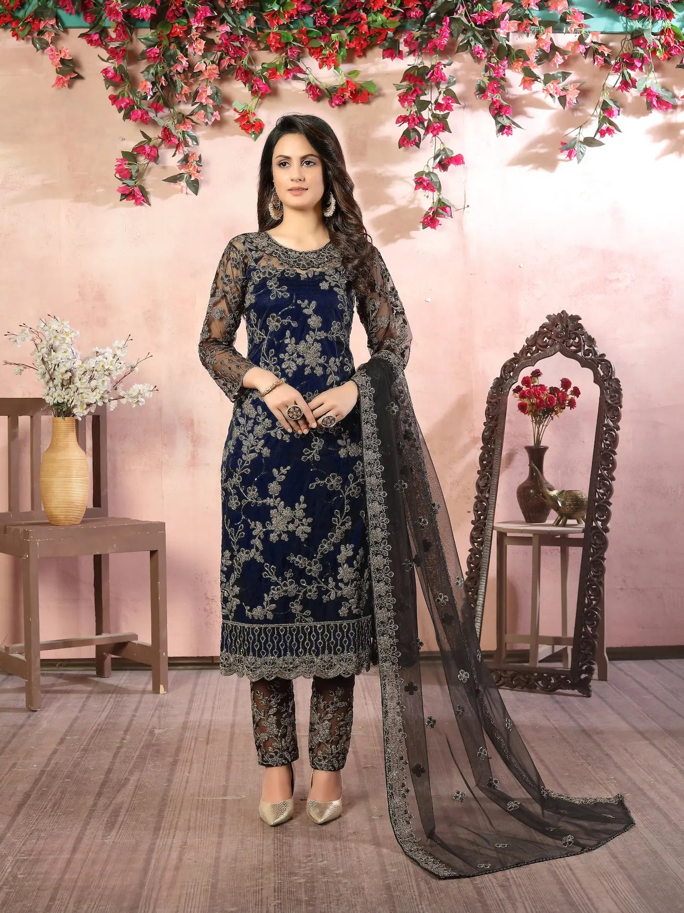 Ensemble Salwar en filet bleu marine avec broderie au fil et sequins