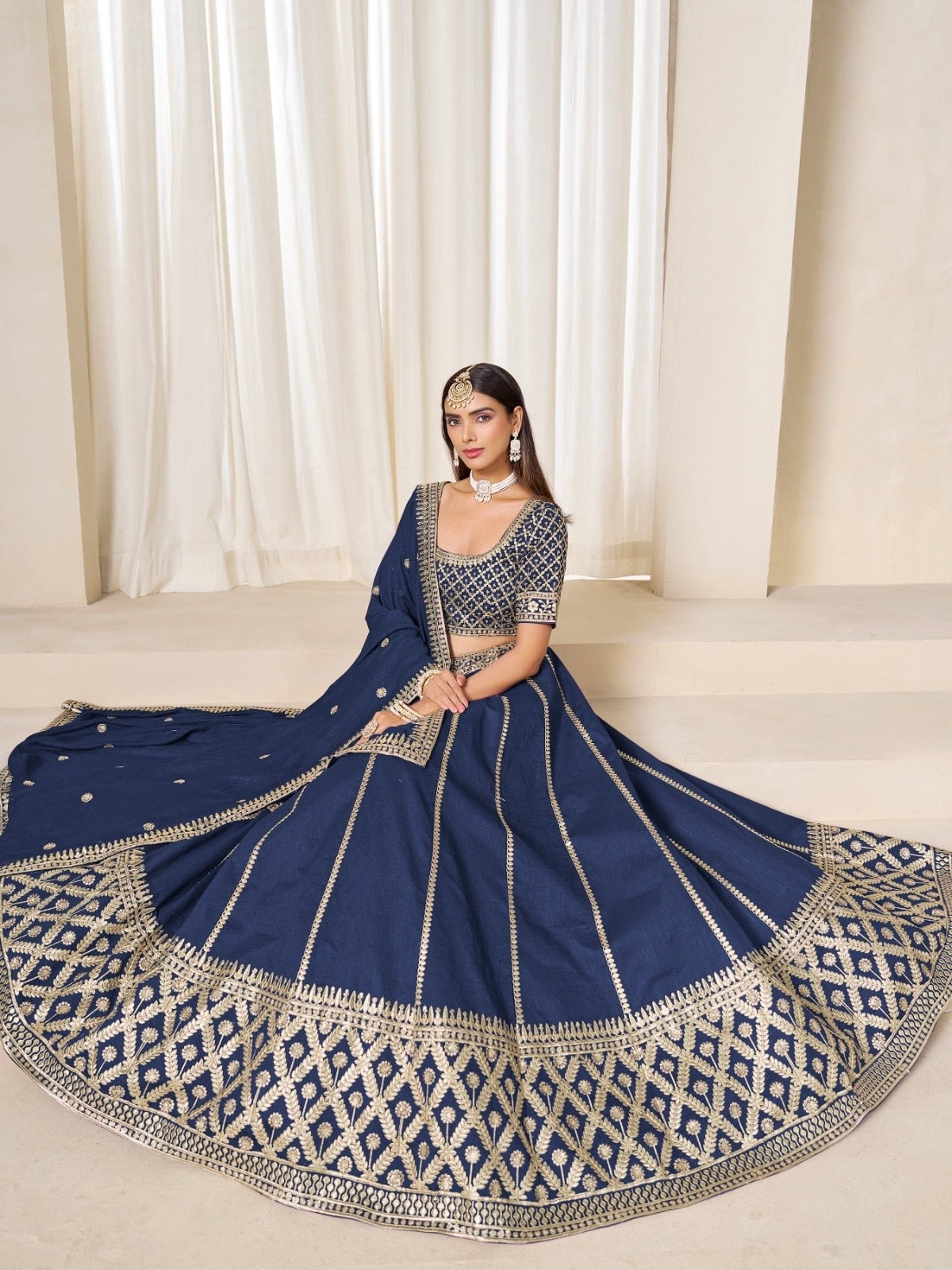 Eleganter rosa-grauer Braut-Lehenga mit Zarkan-Stickerei und Pailletten