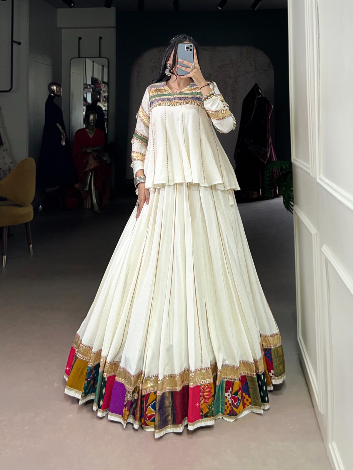 Eleganter rosa-grauer Braut-Lehenga mit Zarkan-Stickerei und Pailletten