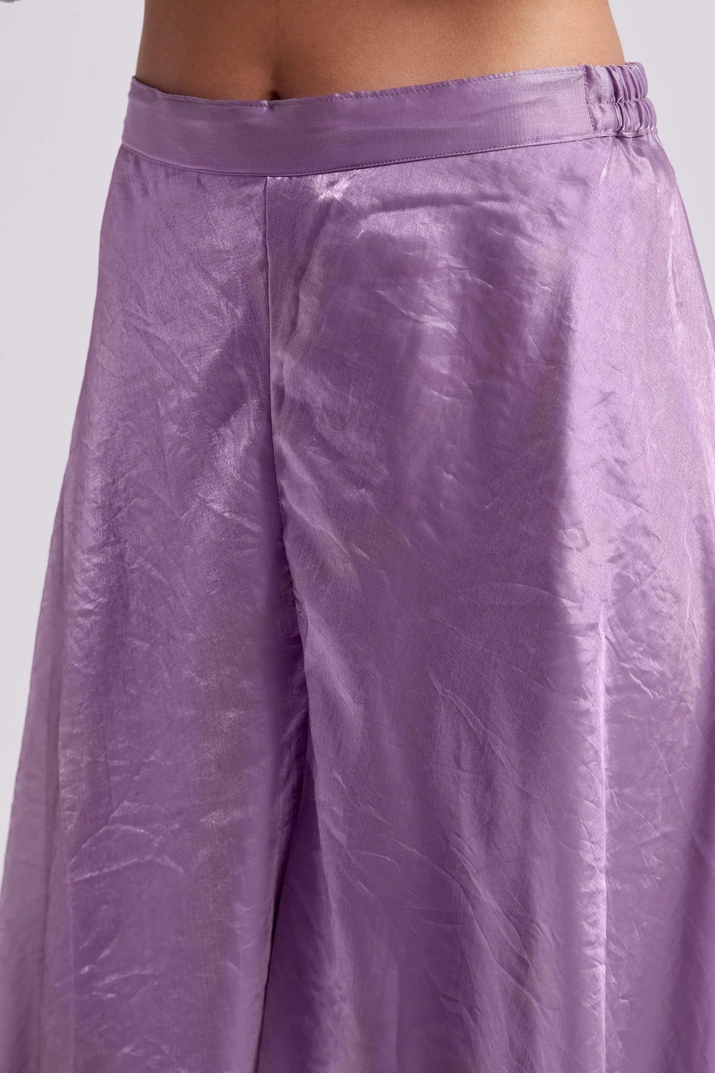 Salwar Anzug aus reinem lila Organza mit Handstickerei