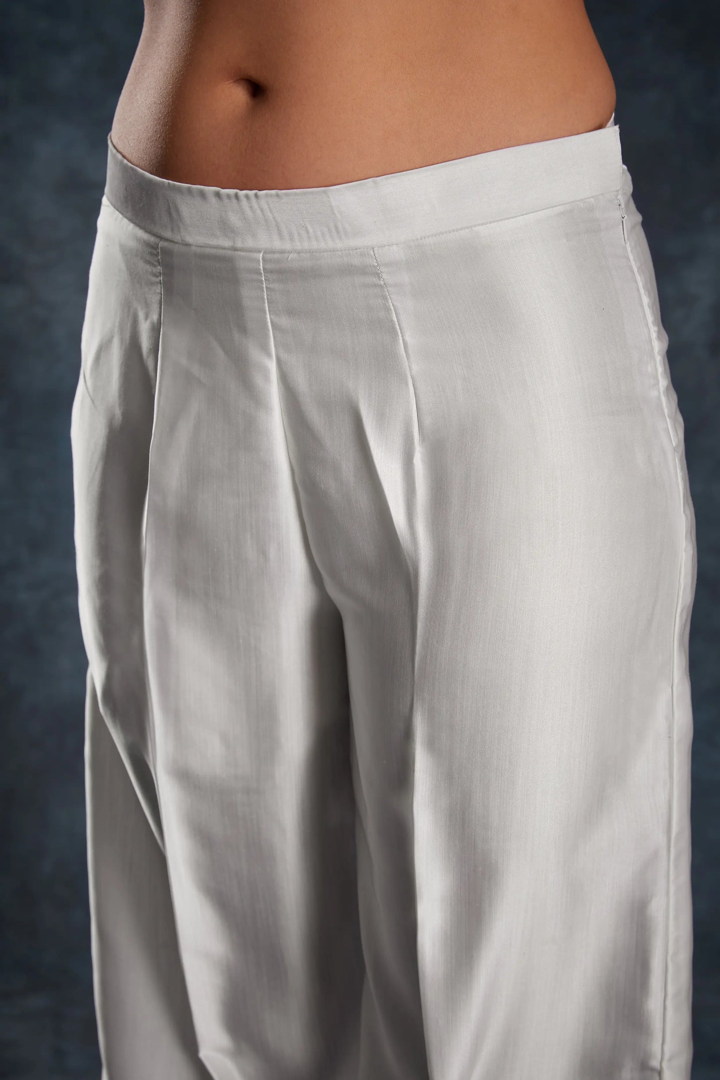 Zusammengesetztes Set aus weißem bedrucktem Satin