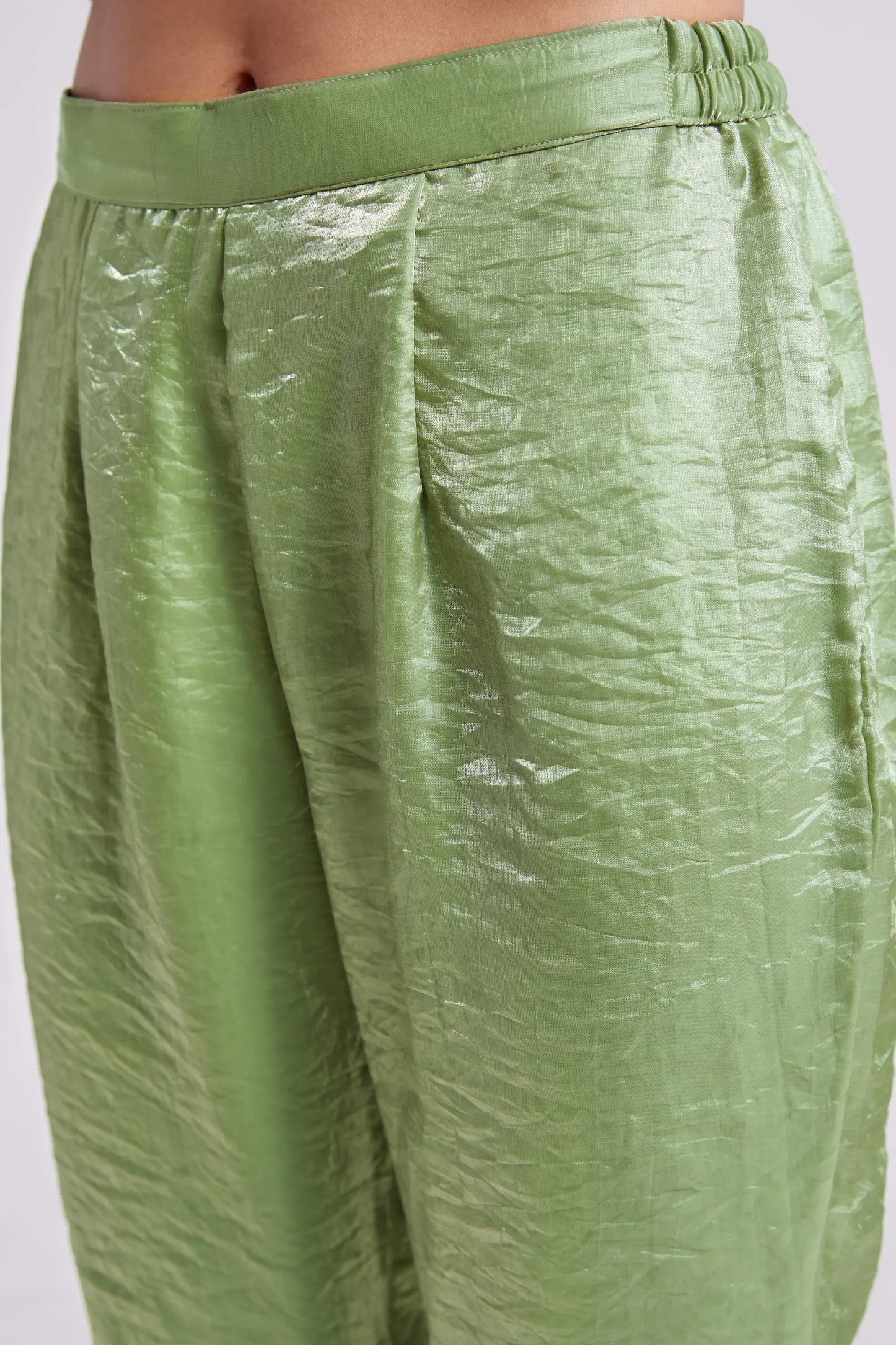 Pistaziengrüner Organza-Salwar-Anzug mit Handstickerei
