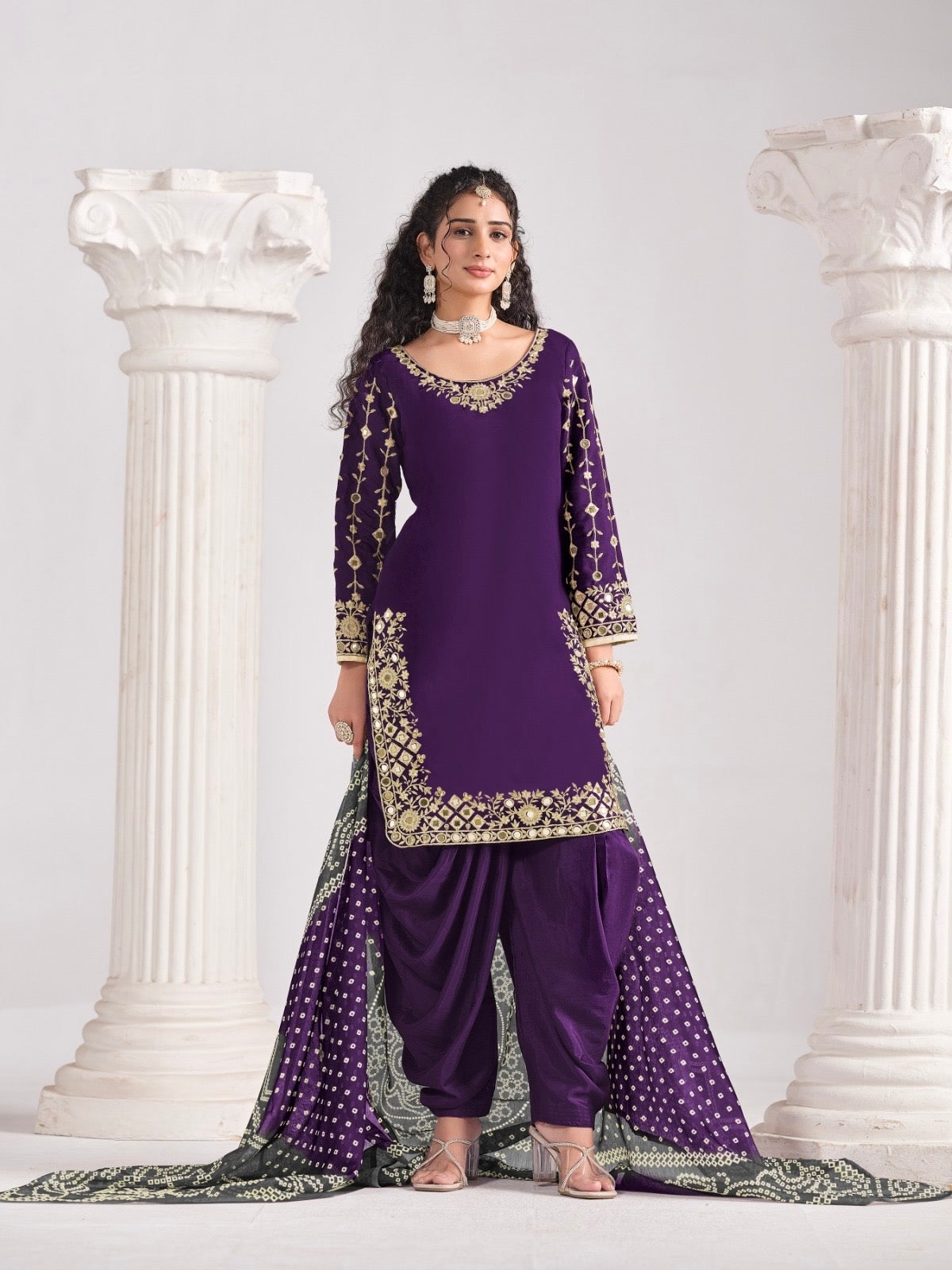Salwar Suit violet aux détails dorés en soie chanderi COLLECTION MEHER