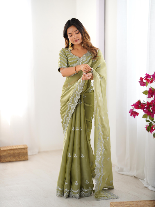 Sari de fête vert scintillant avec broderies et sequins