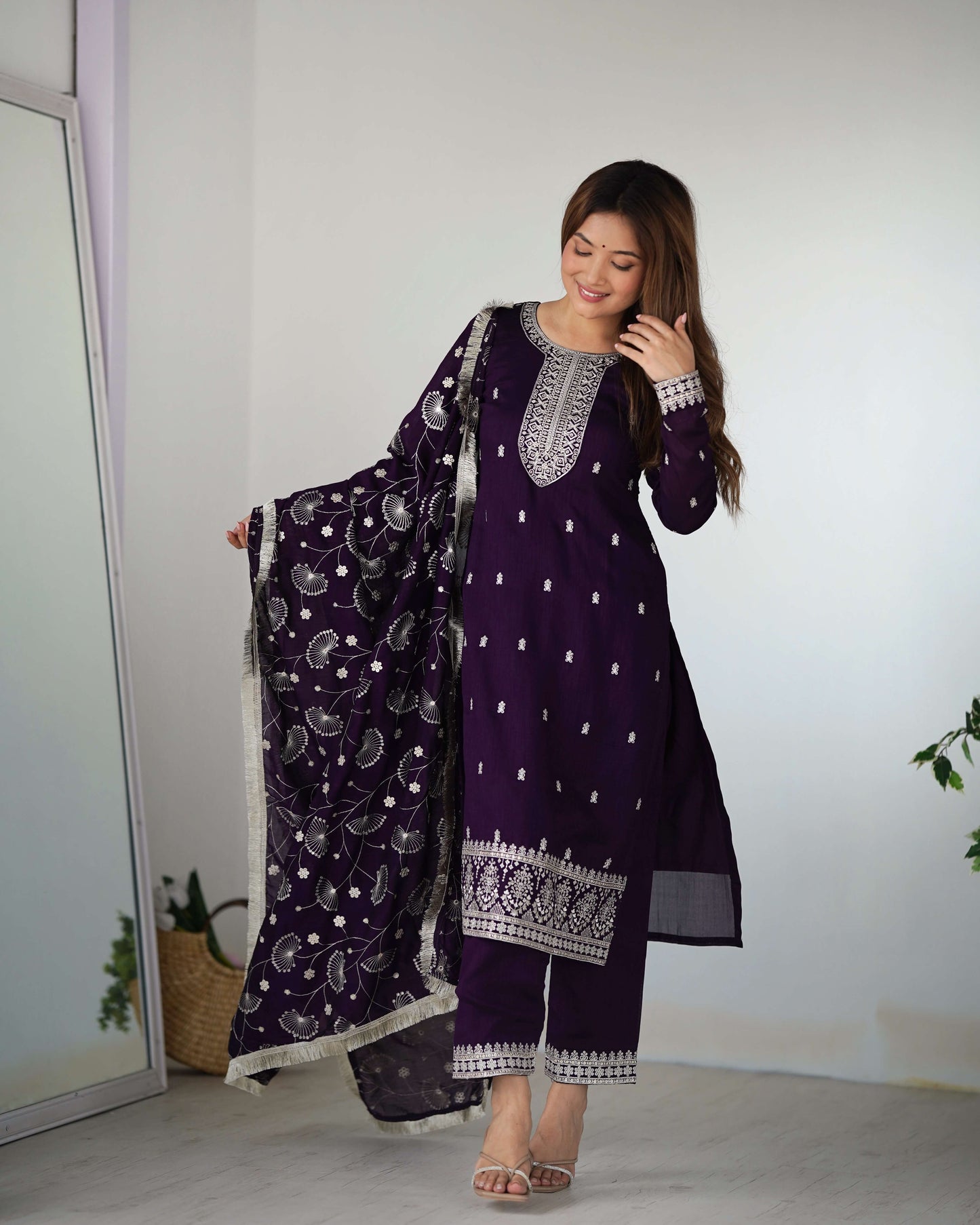Lila Salwar-Anzug-Set mit wunderschöner Stickerei