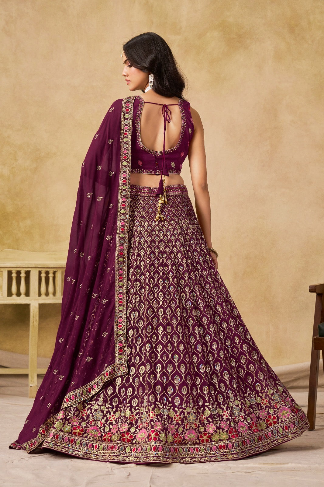 Lehenga violet foncé avec broderies romantiques de fleurs COLLECTION MONICA