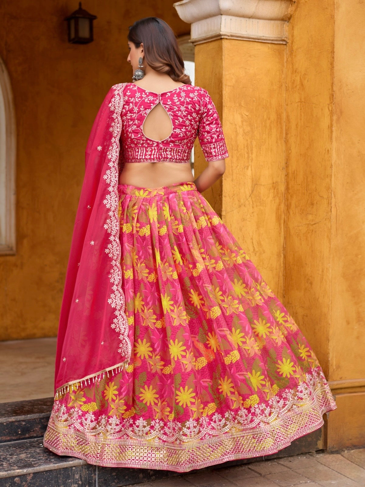 Eleganter rosa-grauer Braut-Lehenga mit Zarkan-Stickerei und Pailletten