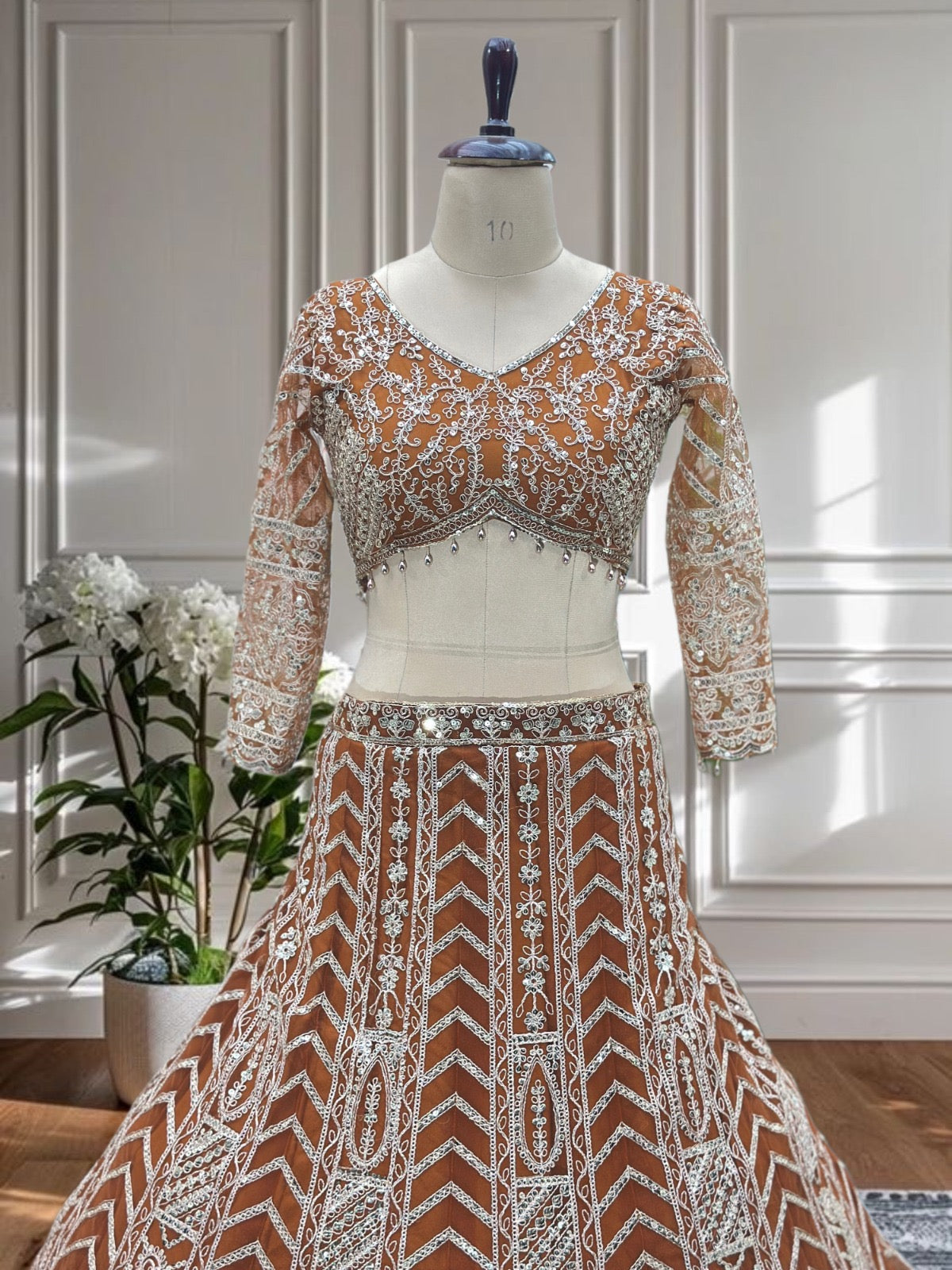 Lehenga orange rouille somptueux en butterfly net avec broderies de sequins