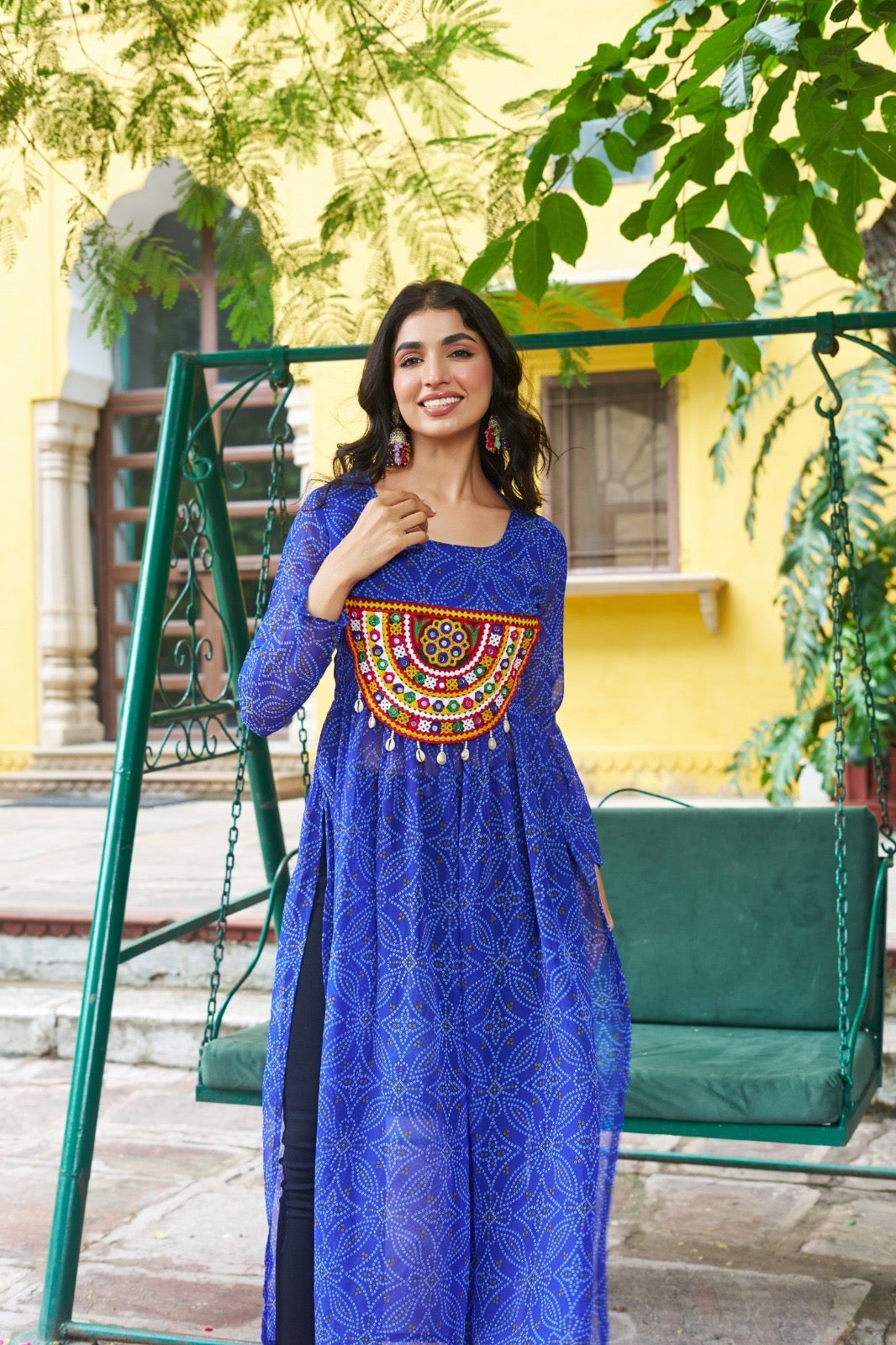 Eleganter rosa-grauer Braut-Lehenga mit Zarkan-Stickerei und Pailletten