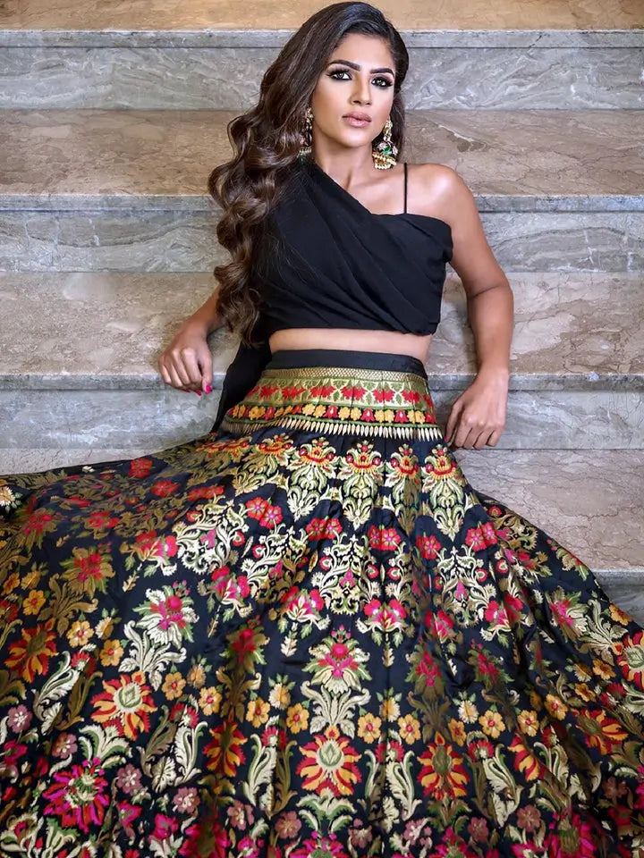 Königlich schwarzes Banarasi-Seiden-Lehenga-Choli mit bauchfreiem Top