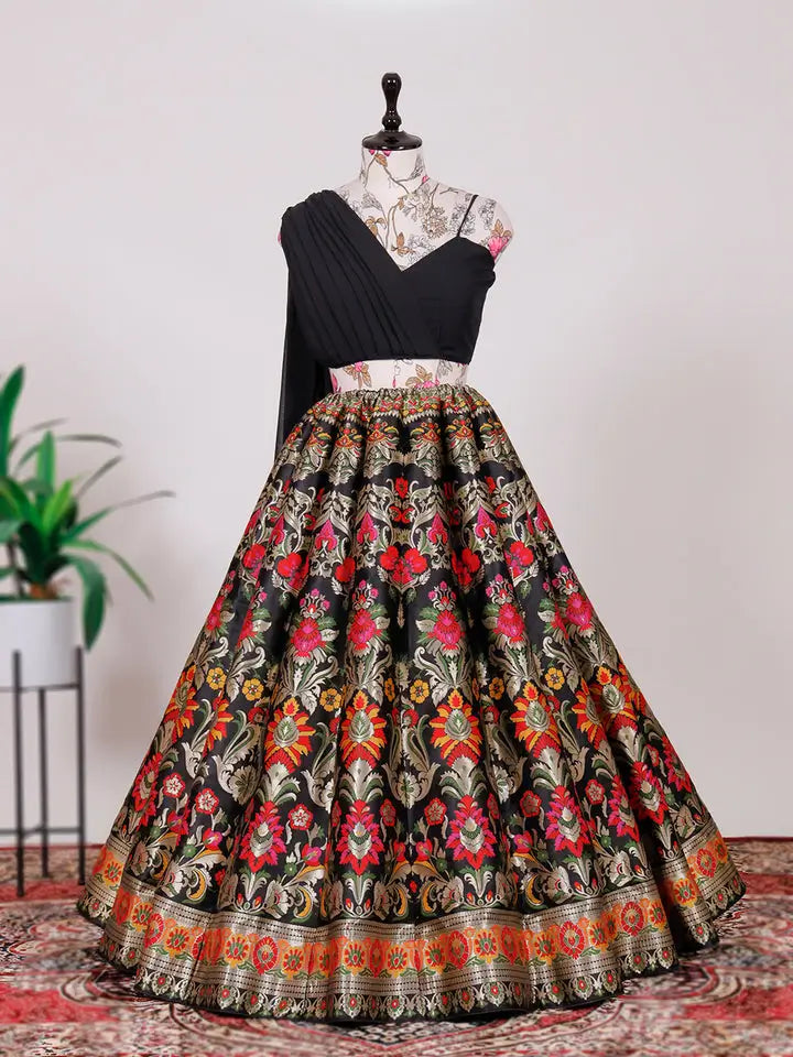 Königlich schwarzes Banarasi-Seiden-Lehenga-Choli mit bauchfreiem Top