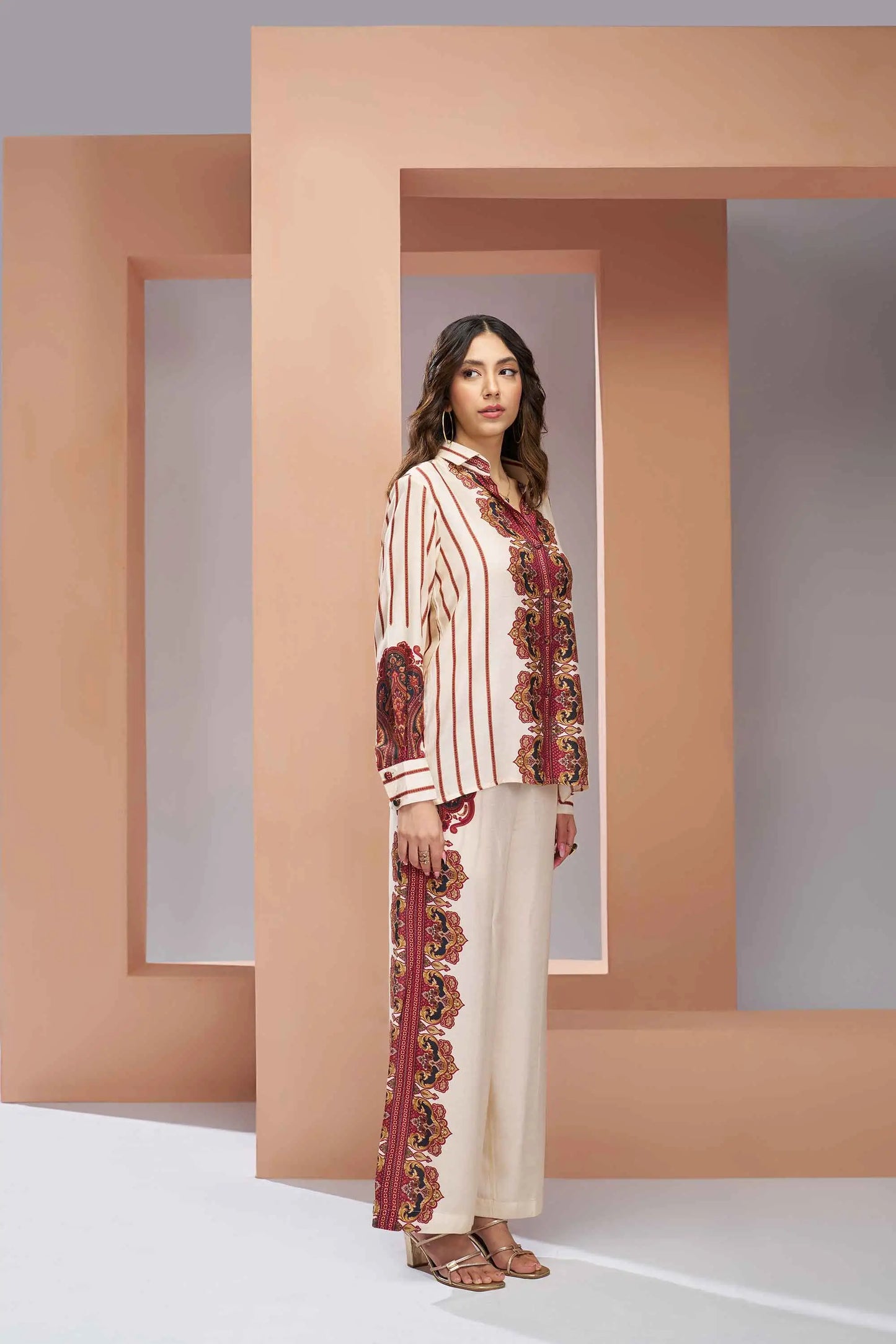 Cremefarbenes koordiniertes Set aus reinem bedrucktem Seidenchiffon