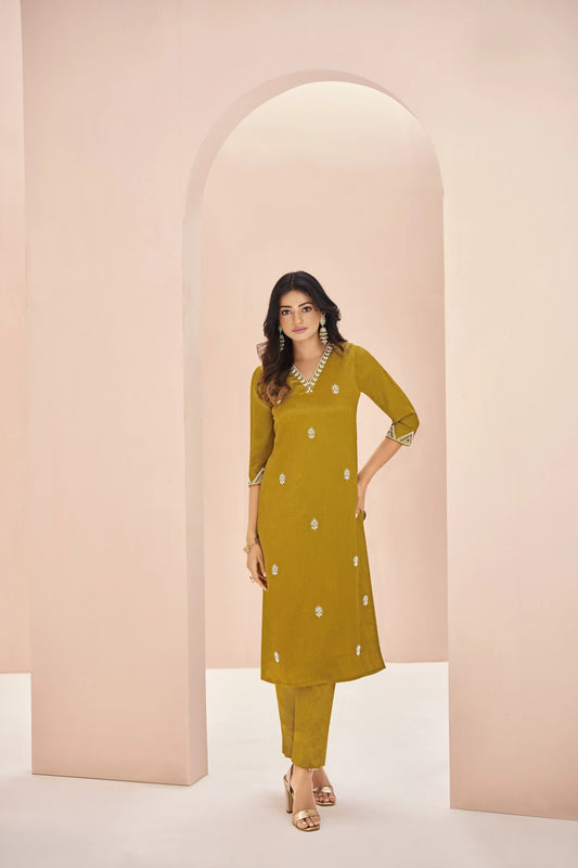 Salwar suit jaune moutarde en chinon avec travail artisanal