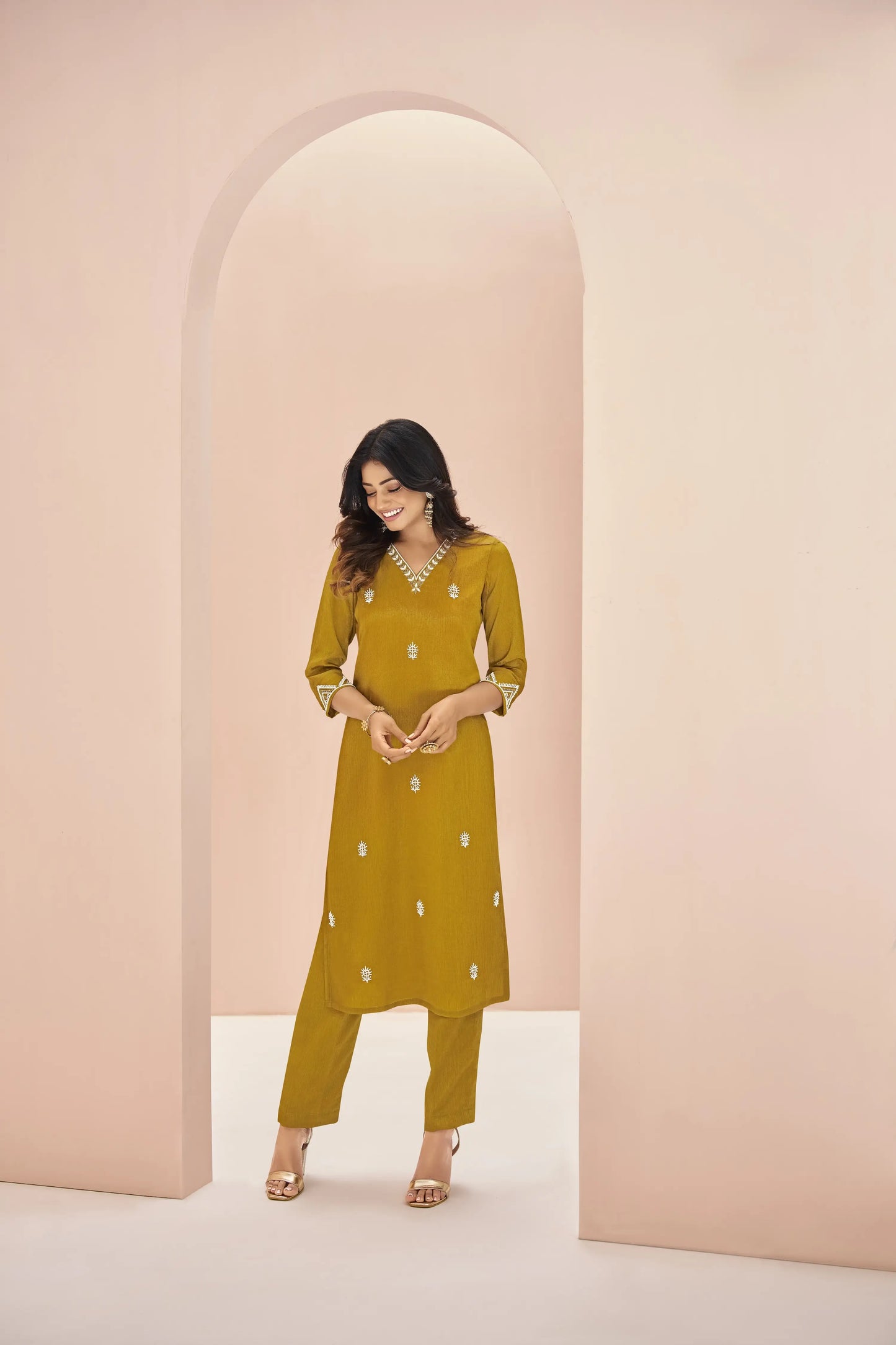 Salwar suit jaune moutarde en chinon avec travail artisanal