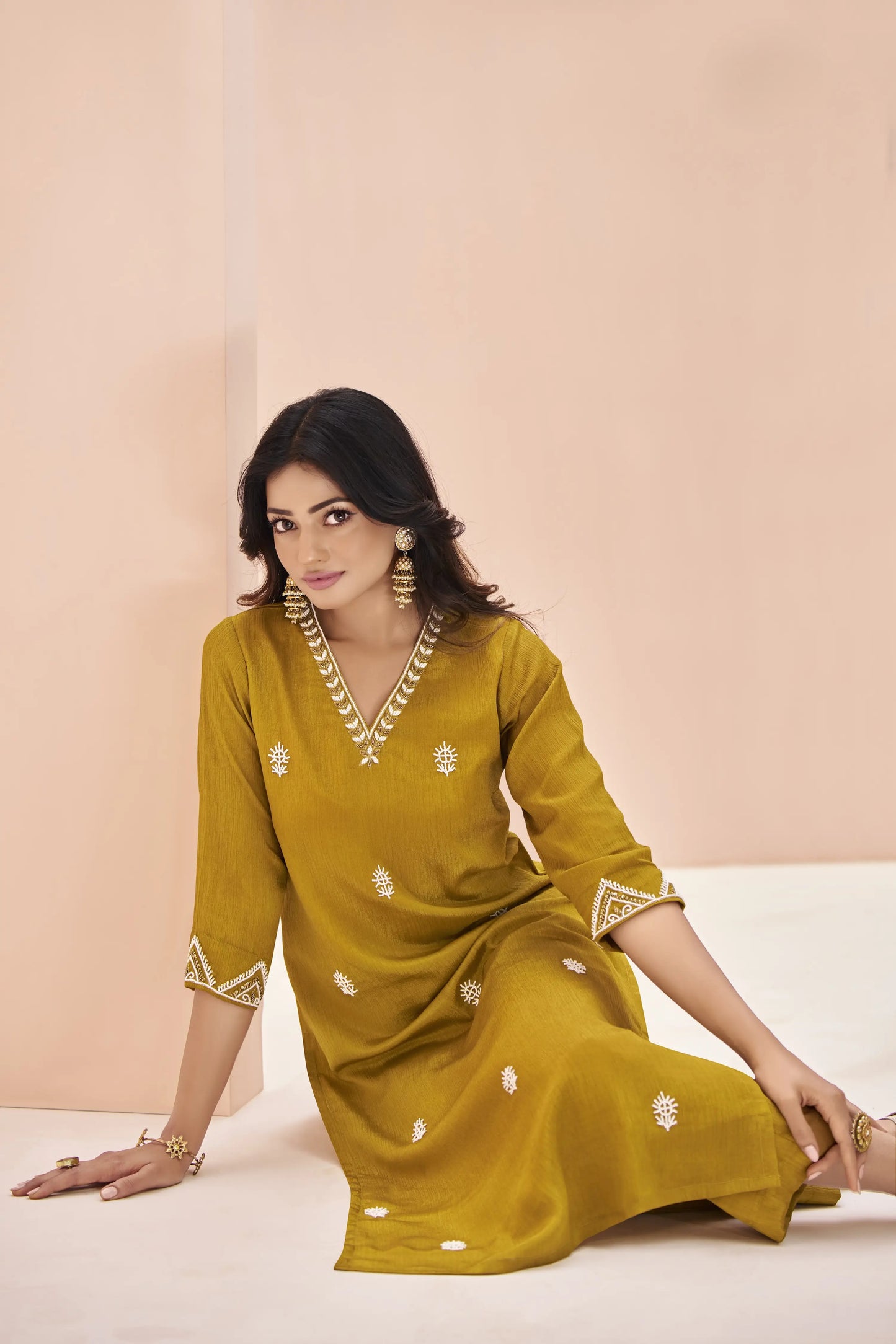 Salwar suit jaune moutarde en chinon avec travail artisanal