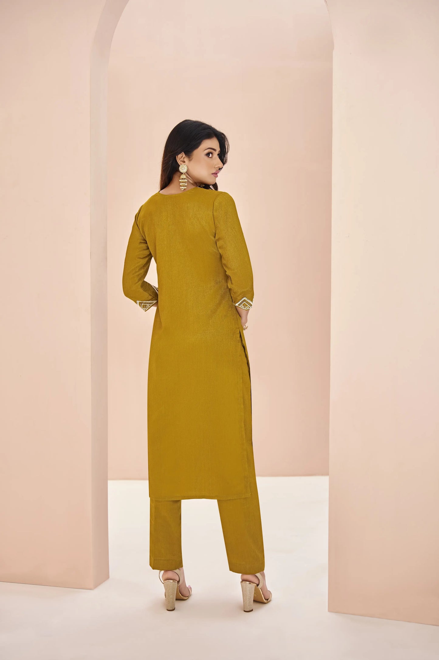 Salwar suit jaune moutarde en chinon avec travail artisanal
