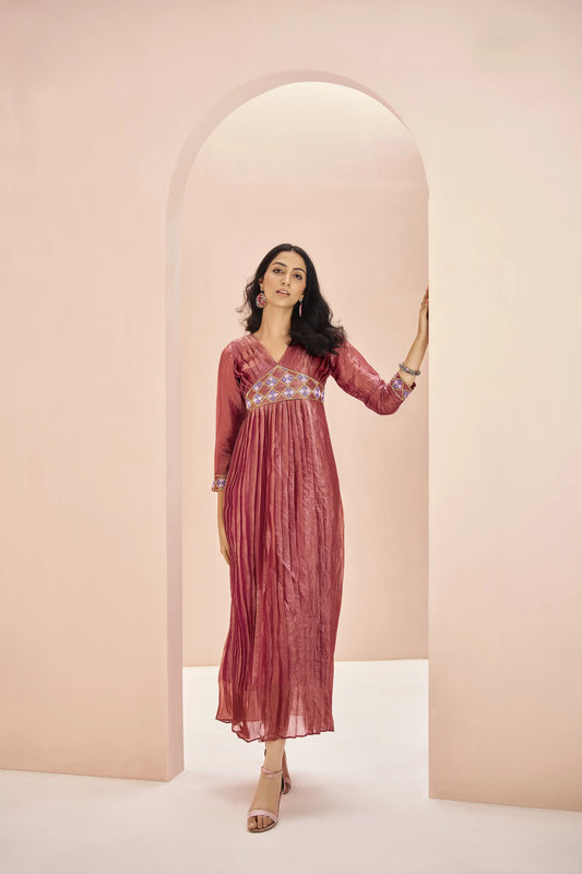 Salwar suit rouge corail en chinon avec travail artisanal