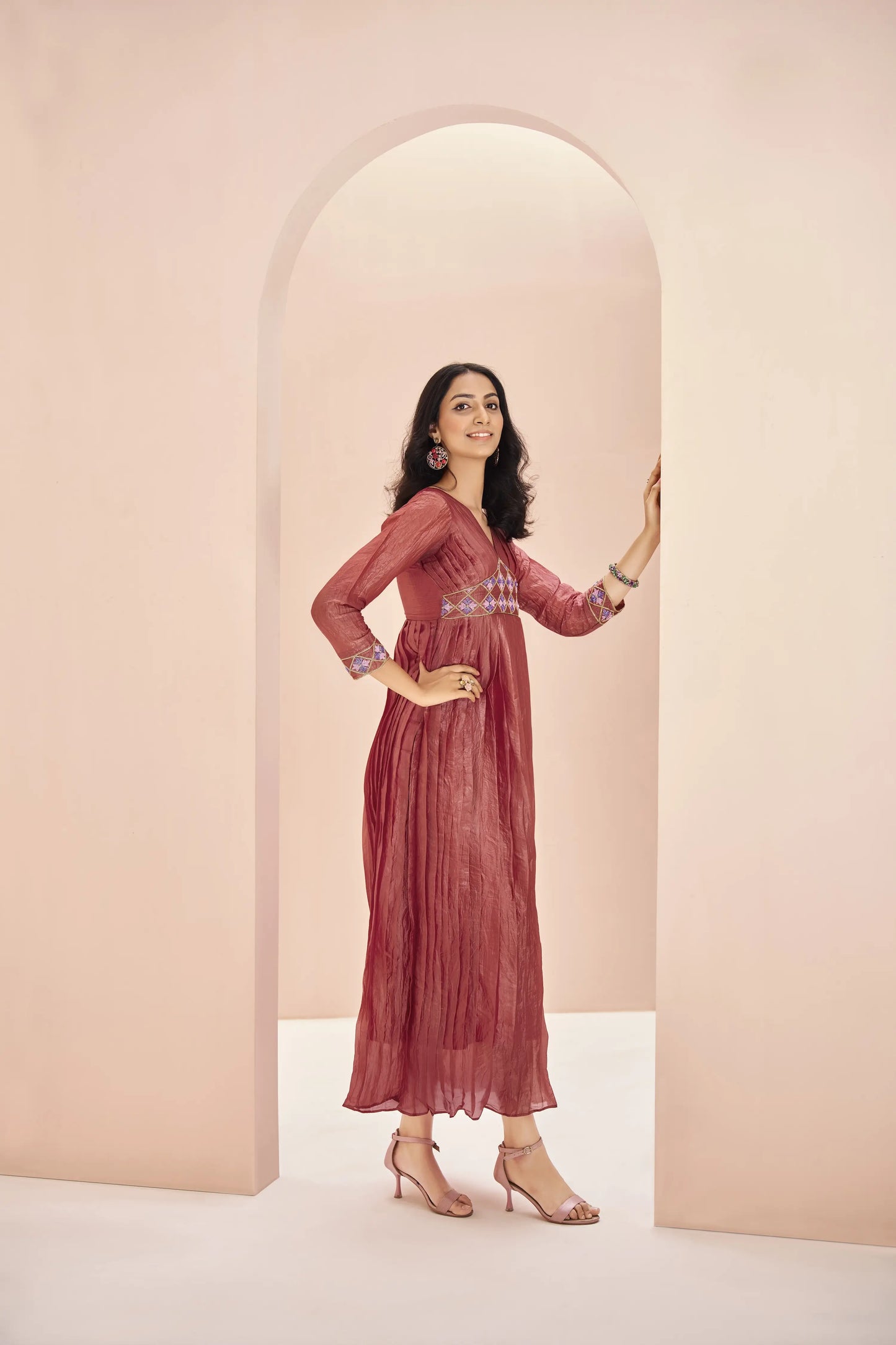 Salwar suit rouge corail en chinon avec travail artisanal