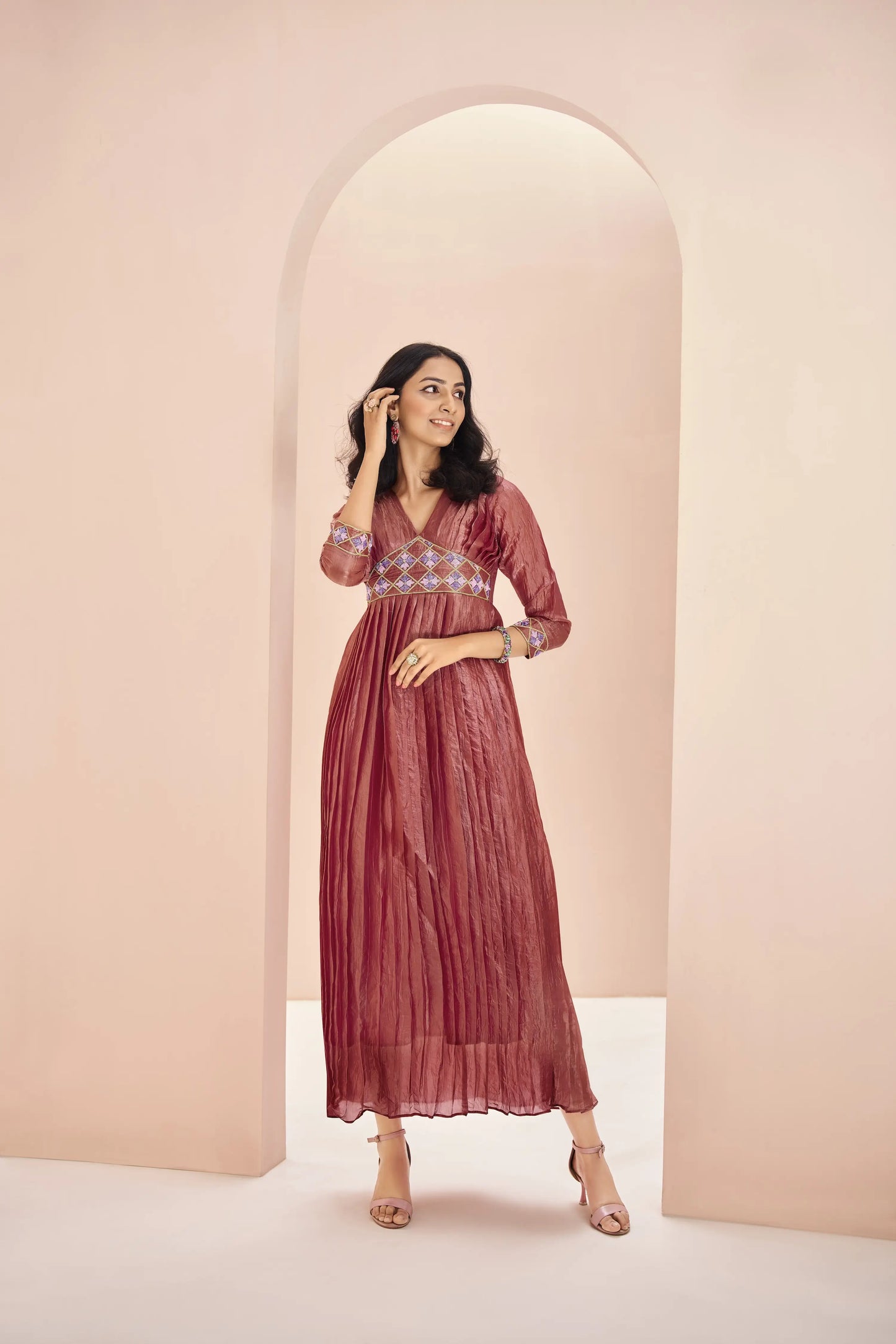 Salwar suit rouge corail en chinon avec travail artisanal