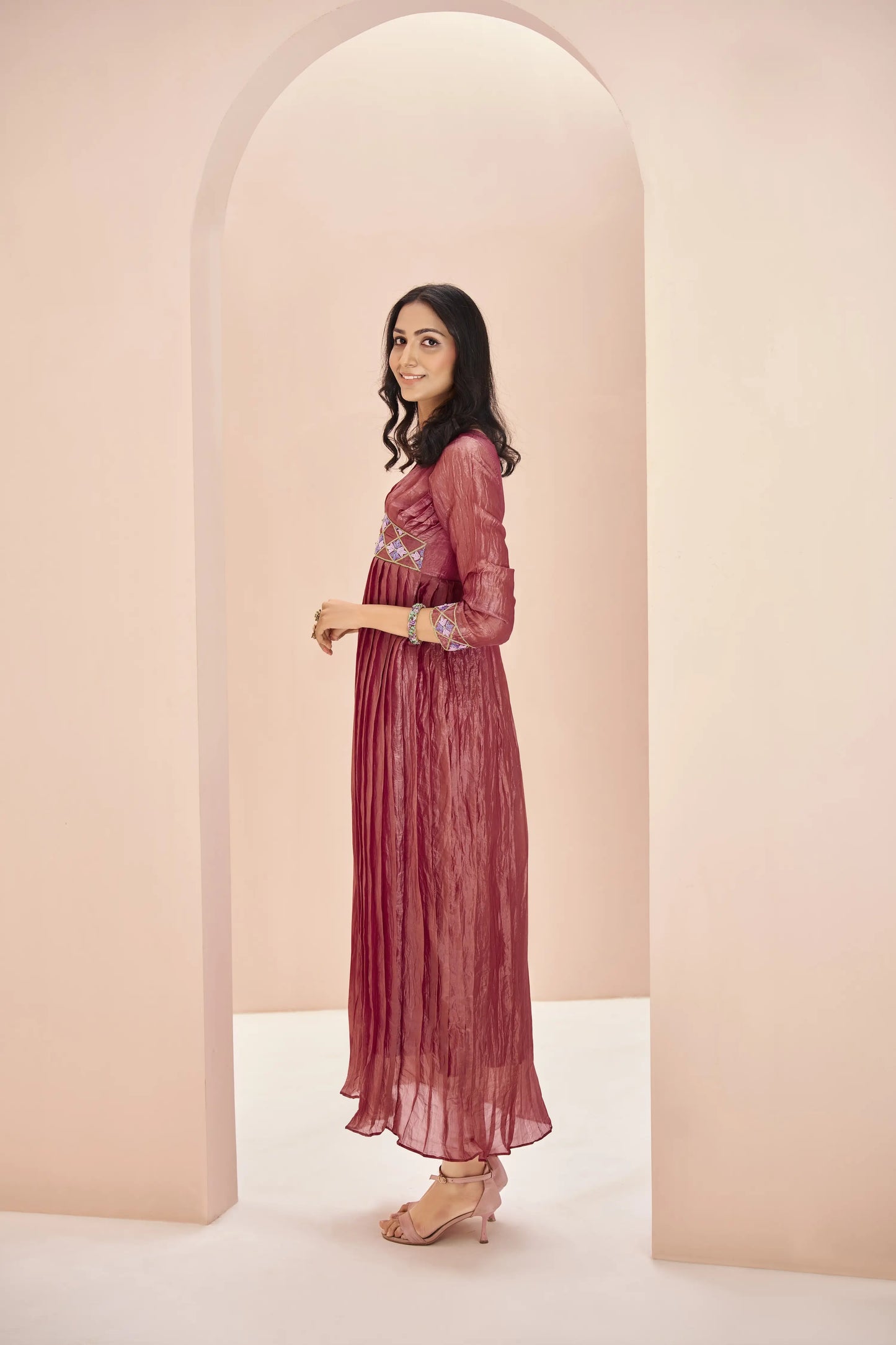 Salwar suit rouge corail en chinon avec travail artisanal
