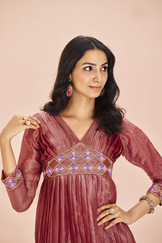 Salwar suit rouge corail en chinon avec travail artisanal