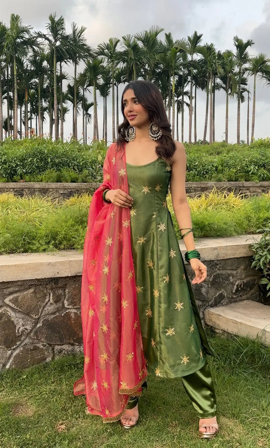 Ensemble salwar en mélange de georgette et de soie vert olive, accompagné d'un dupatta assorti