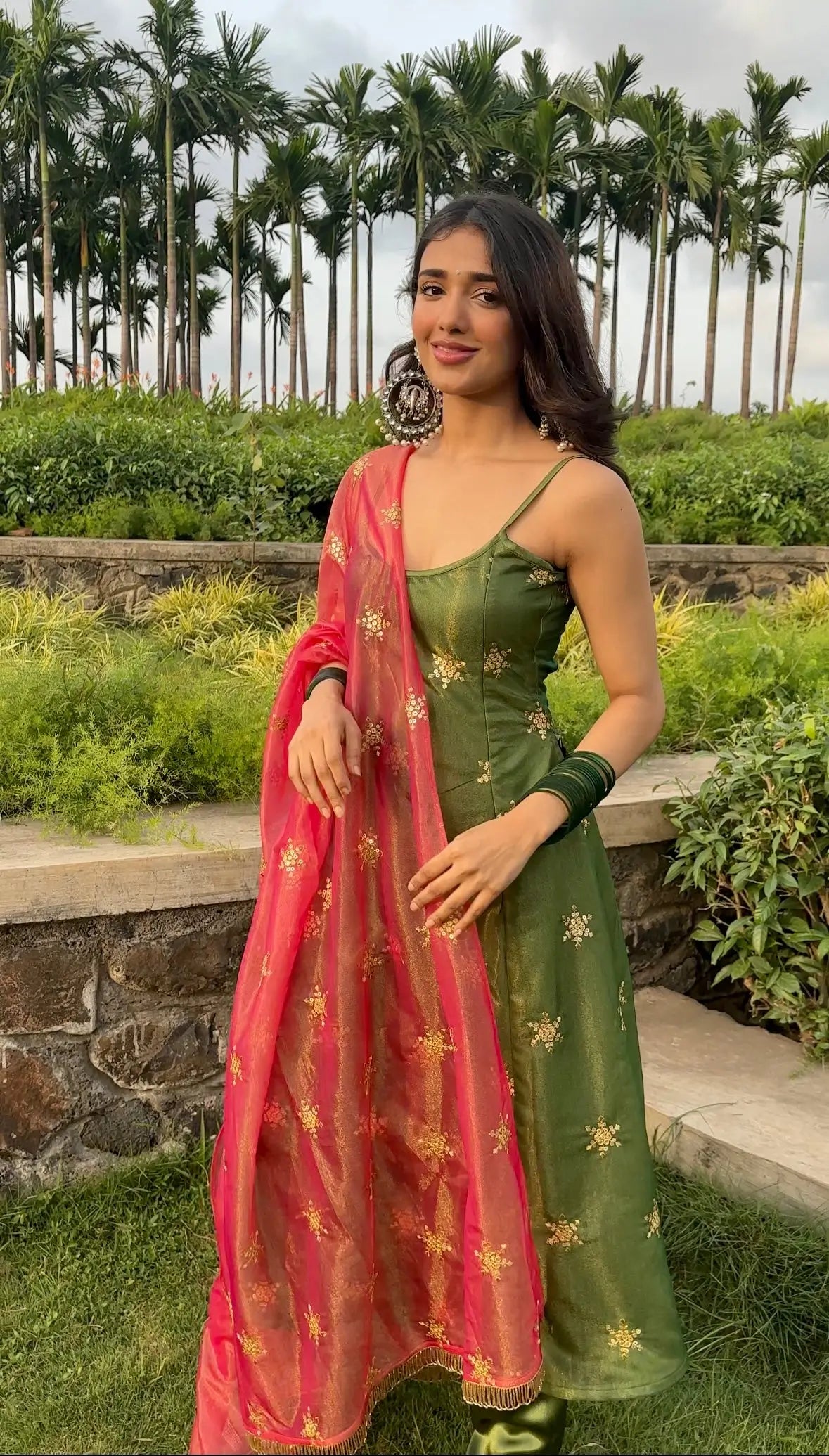 Ensemble salwar en mélange de georgette et de soie vert olive, accompagné d'un dupatta assorti