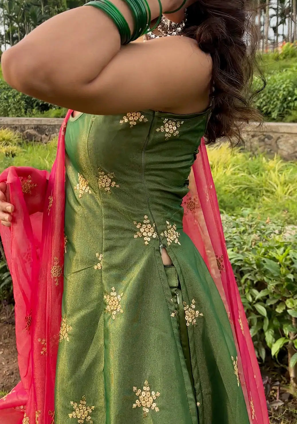 Ensemble salwar en mélange de georgette et de soie vert olive, accompagné d'un dupatta assorti