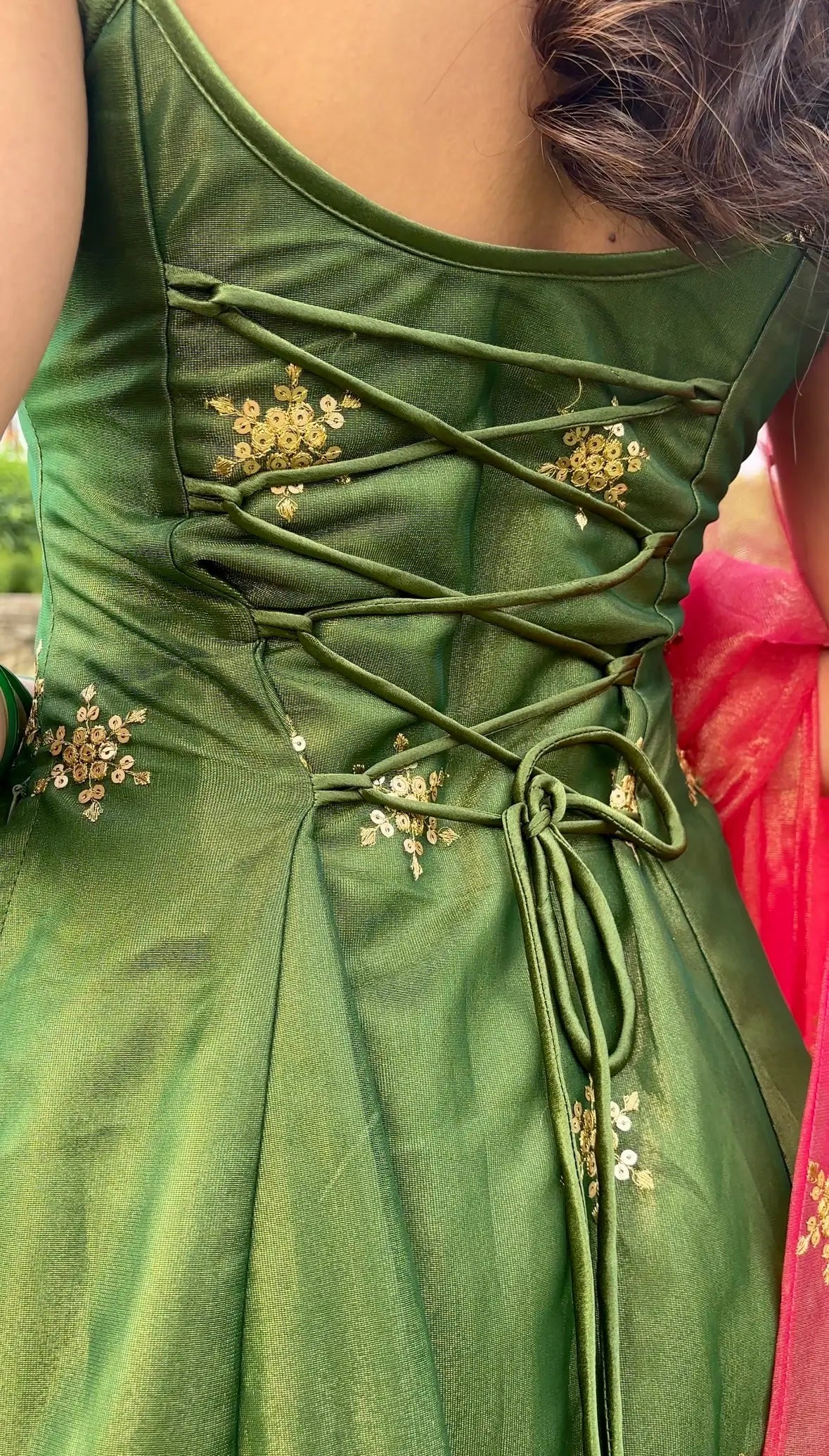 Ensemble salwar en mélange de georgette et de soie vert olive, accompagné d'un dupatta assorti